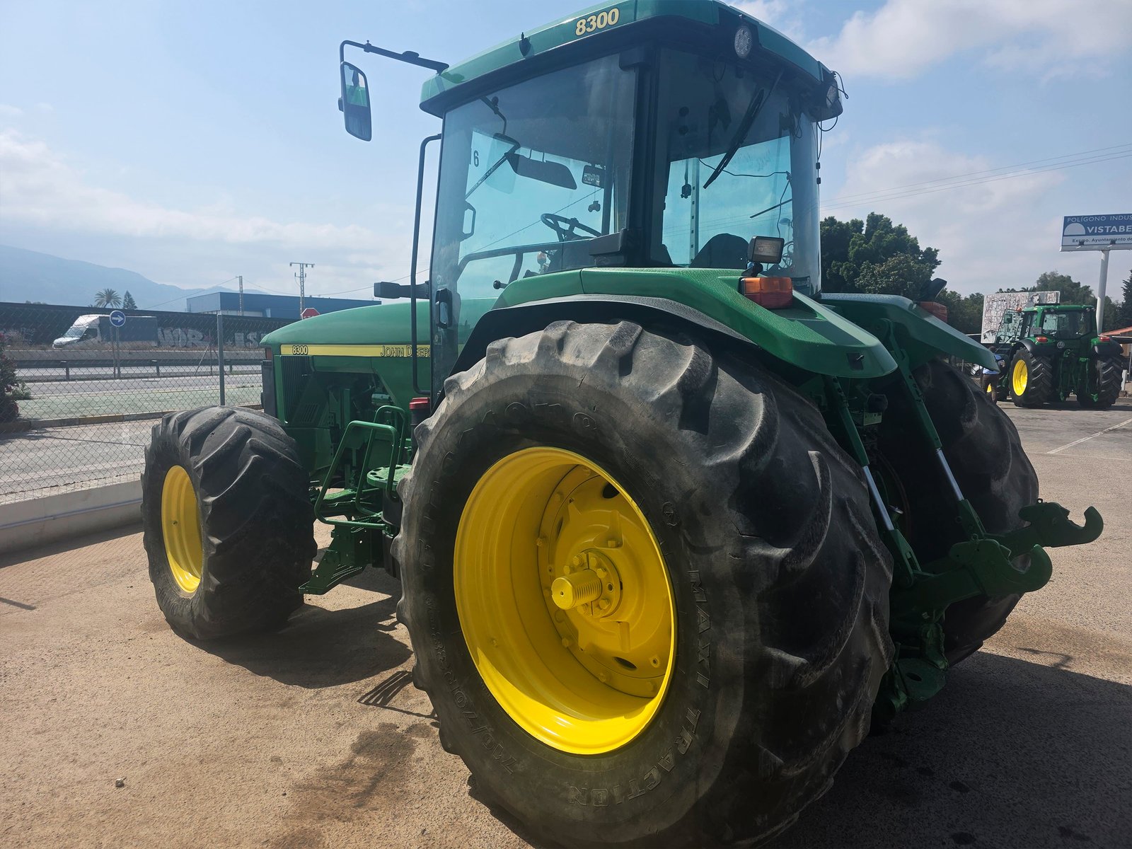 John Deere 8300 segunda mano vista lateral Tractor John Deere 8300 en campo agrícola John Deere 8300 en venta trabajando Vista frontal John Deere 8300 usado