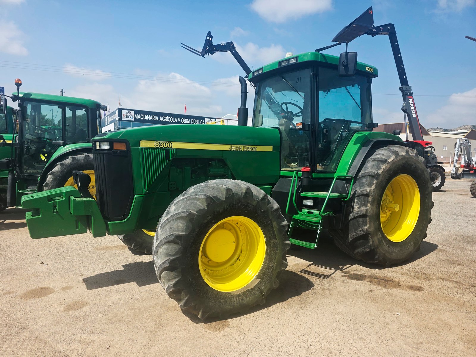 Cabina John Deere 8300 interior Motor John Deere PowerTech 8300 Tractor John Deere 8300 alta potencia Vista trasera John Deere 8300