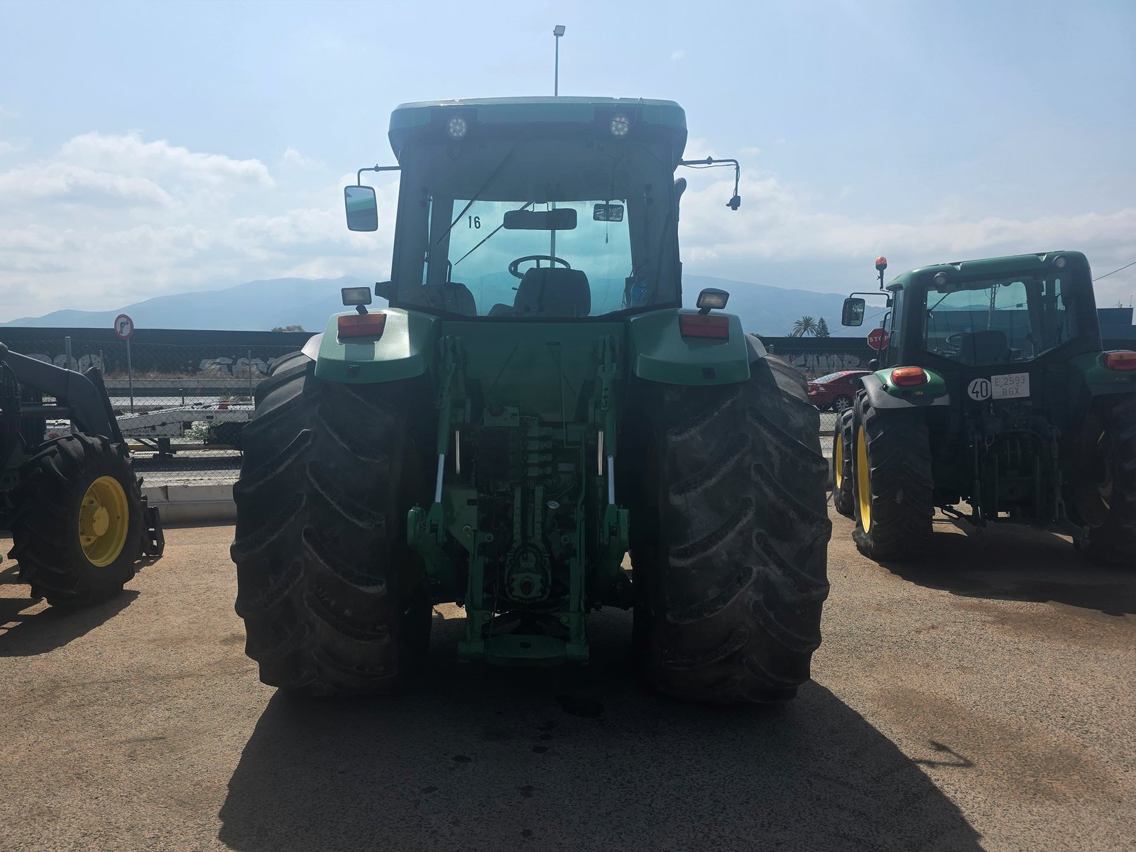 Ruedas John Deere 8300 detalle Tractor agrícola John Deere 8300 ocasión John Deere 8300 en transporte agrícola