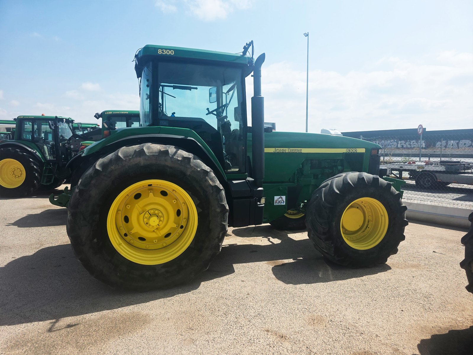 Panel de control John Deere 8300 Vista diagonal John Deere 8300 Tractor John Deere 8300 listo para trabajar