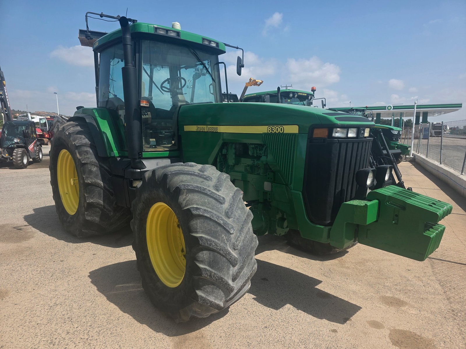 John Deere 8300 maquinaria agrícola usada Tractor grande John Deere 8300 John Deere 8300 en explotación agrícola Tractor John Deere 8300 fiable en venta