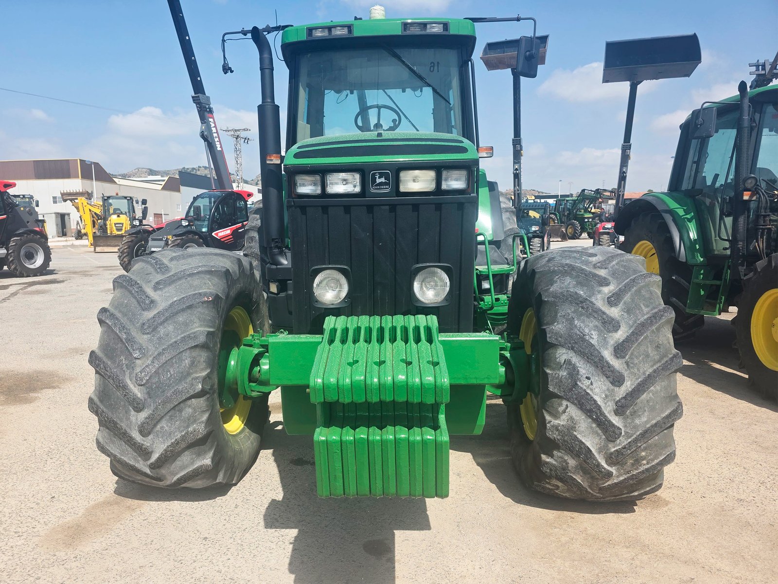John Deere 8300 en transporte agrícola Panel de control John Deere 8300 Vista diagonal John Deere 8300 Tractor John Deere 8300 listo para trabajar