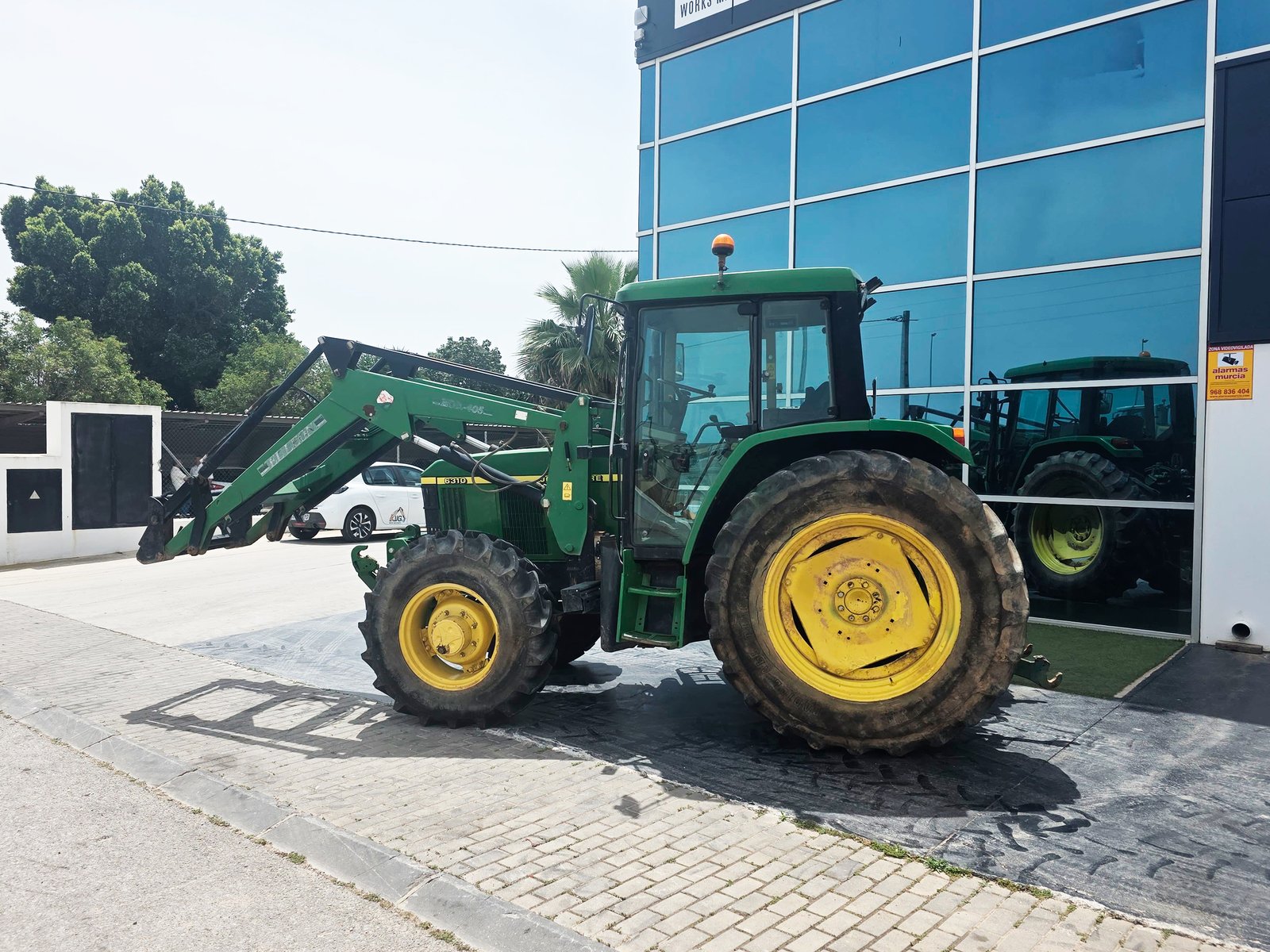 Vista diagonal John Deere 6310 Tractor John Deere 6310 segunda mano en finca Cabina panorámica John Deere 6310