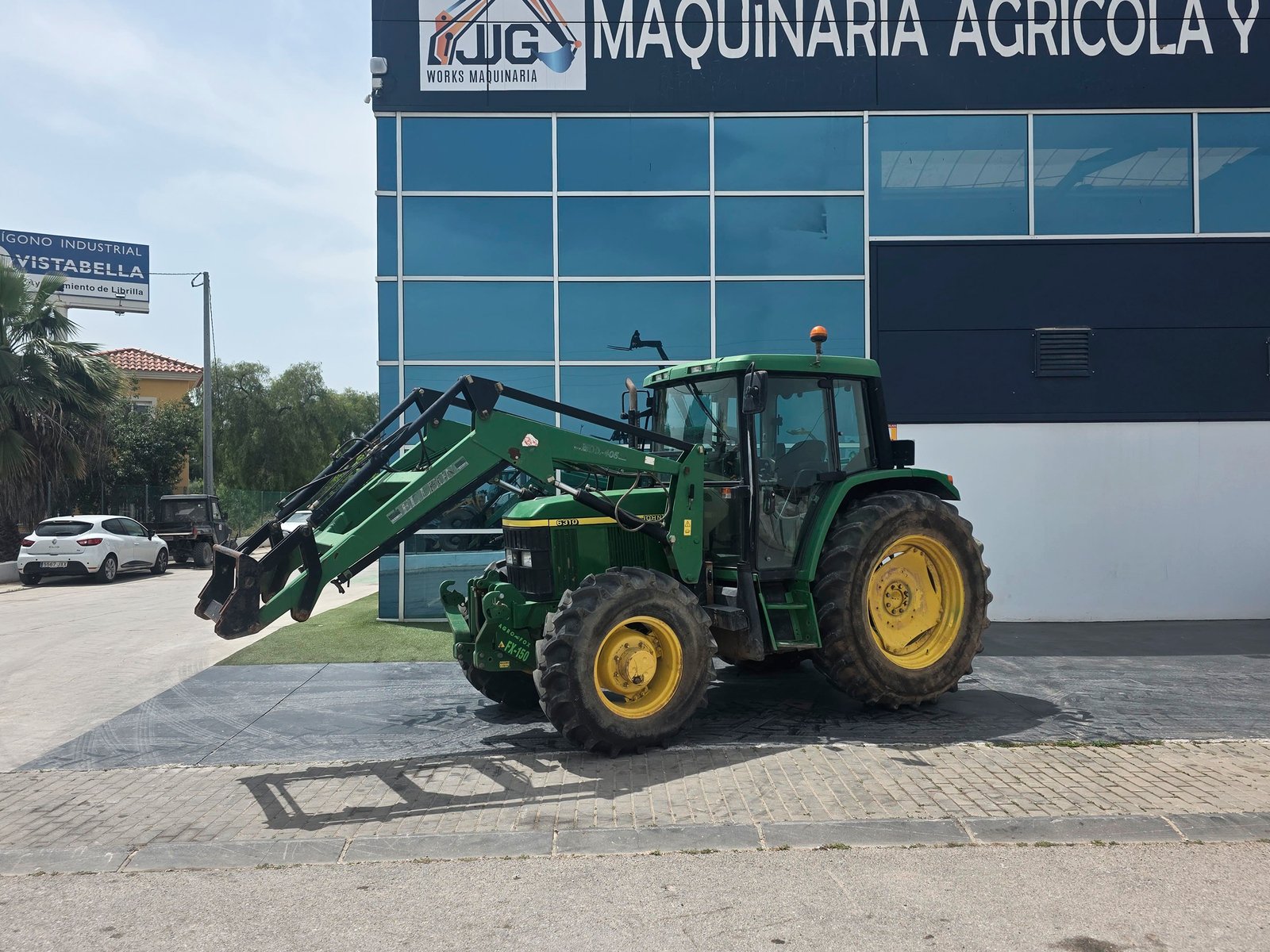 Vista frontal John Deere 6310 usado Cabina John Deere 6310 interior John Deere 6310 con ruedas finas adicionales