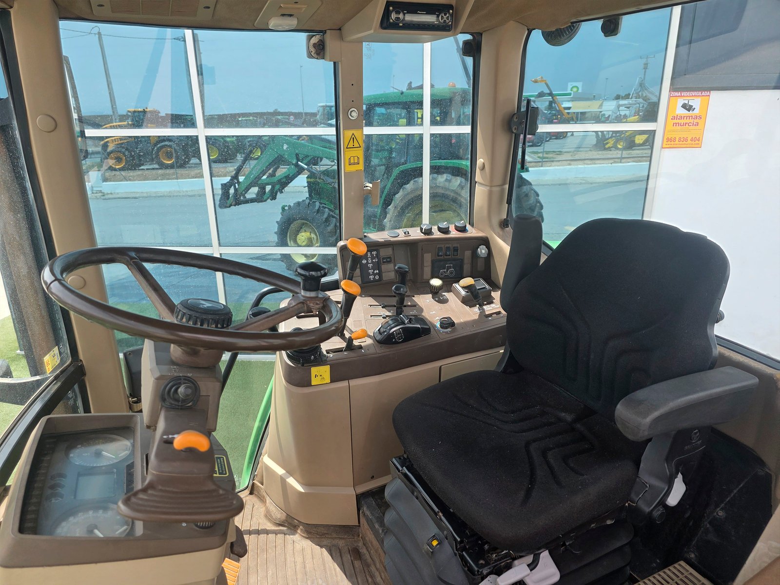 Vista diagonal John Deere 6310 Tractor John Deere 6310 segunda mano en finca Cabina panorámica John Deere 6310
