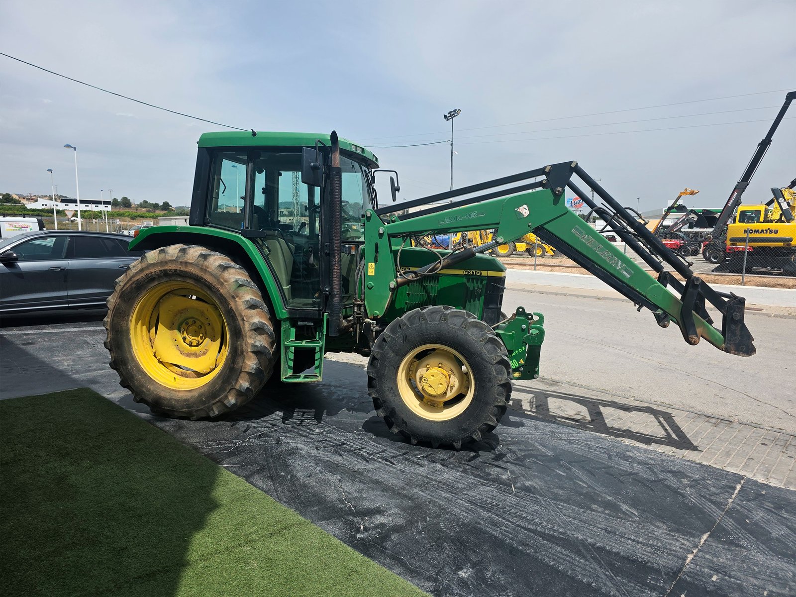 Vista diagonal John Deere 6310 Tractor John Deere 6310 segunda mano en finca Cabina panorámica John Deere 6310