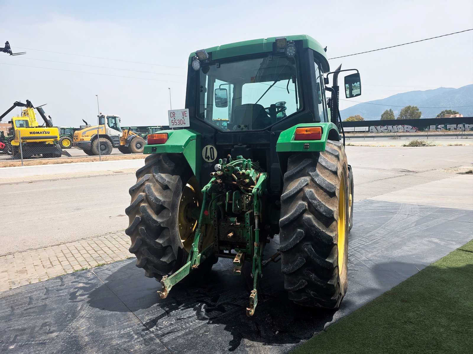 Tractor agrícola John Deere 6310 trabajando Vista trasera John Deere 6310 Motor John Deere 6310 detalle
