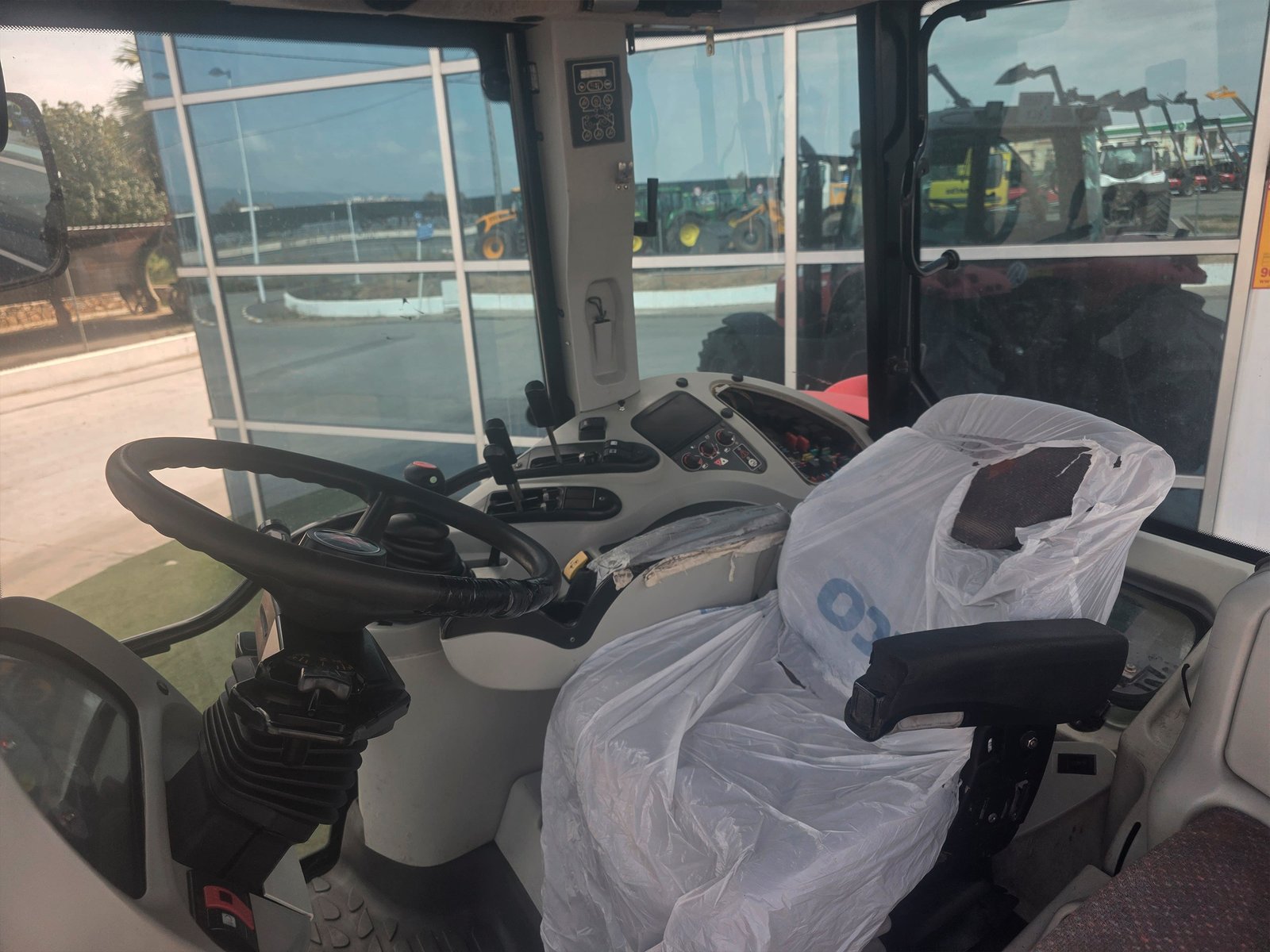 Massey Ferguson 6485 DynaShift segunda mano vista lateral Tractor Massey Ferguson 6485 en campo agrícola MF 6485 DynaShift trabajando