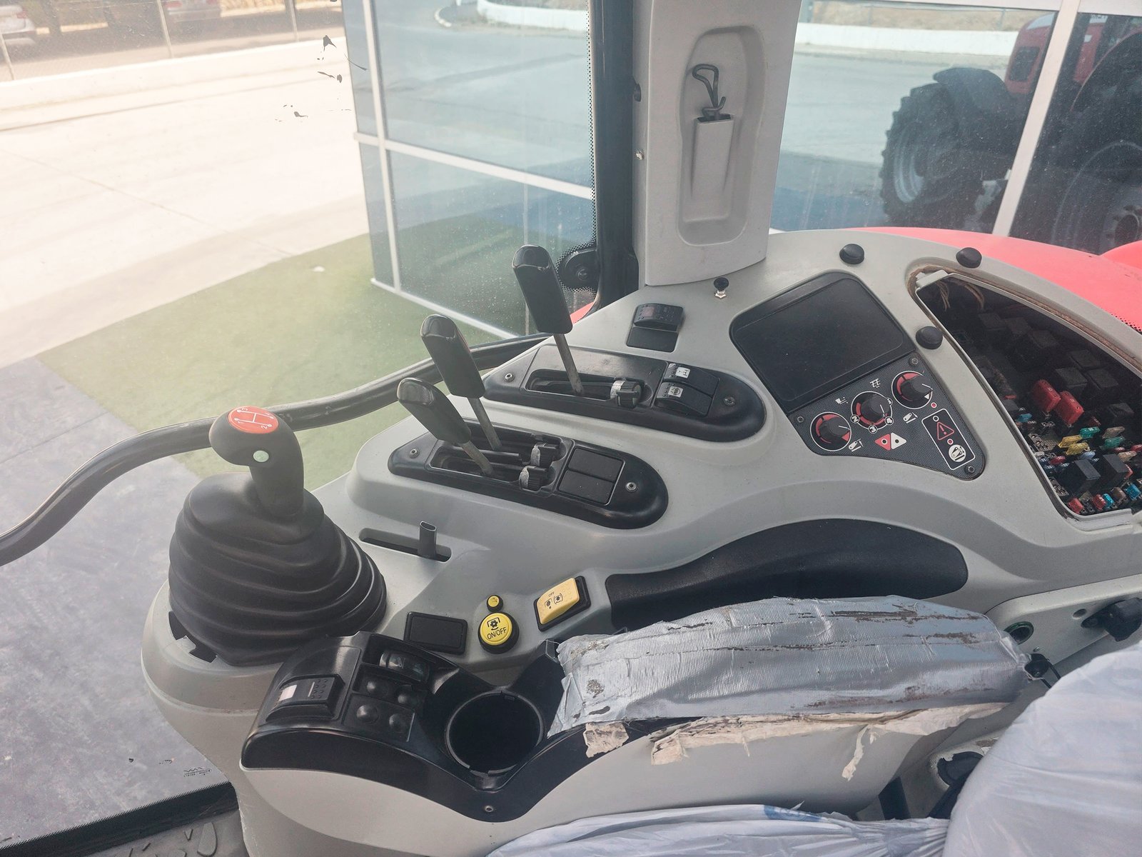 Massey Ferguson 6485 DynaShift segunda mano vista lateral Tractor Massey Ferguson 6485 en campo agrícola MF 6485 DynaShift trabajando