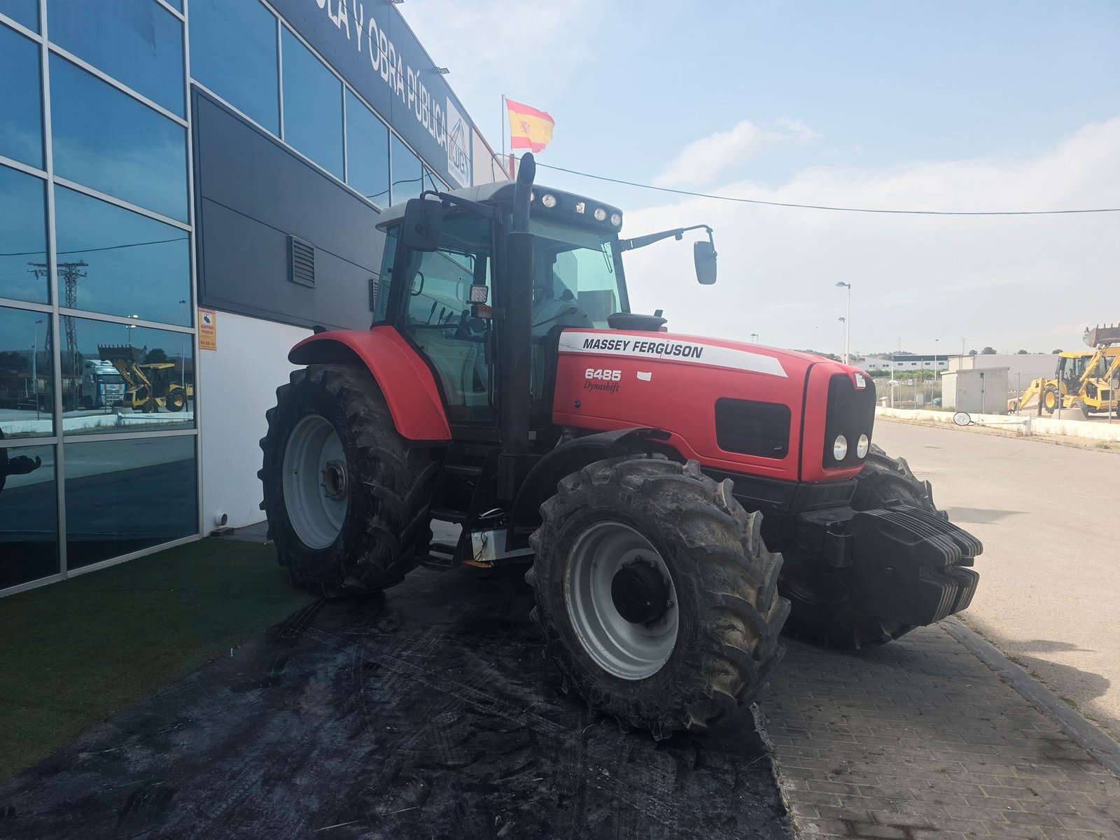 Massey Ferguson 6485 DynaShift segunda mano vista lateral Tractor Massey Ferguson 6485 en campo agrícola MF 6485 DynaShift trabajando