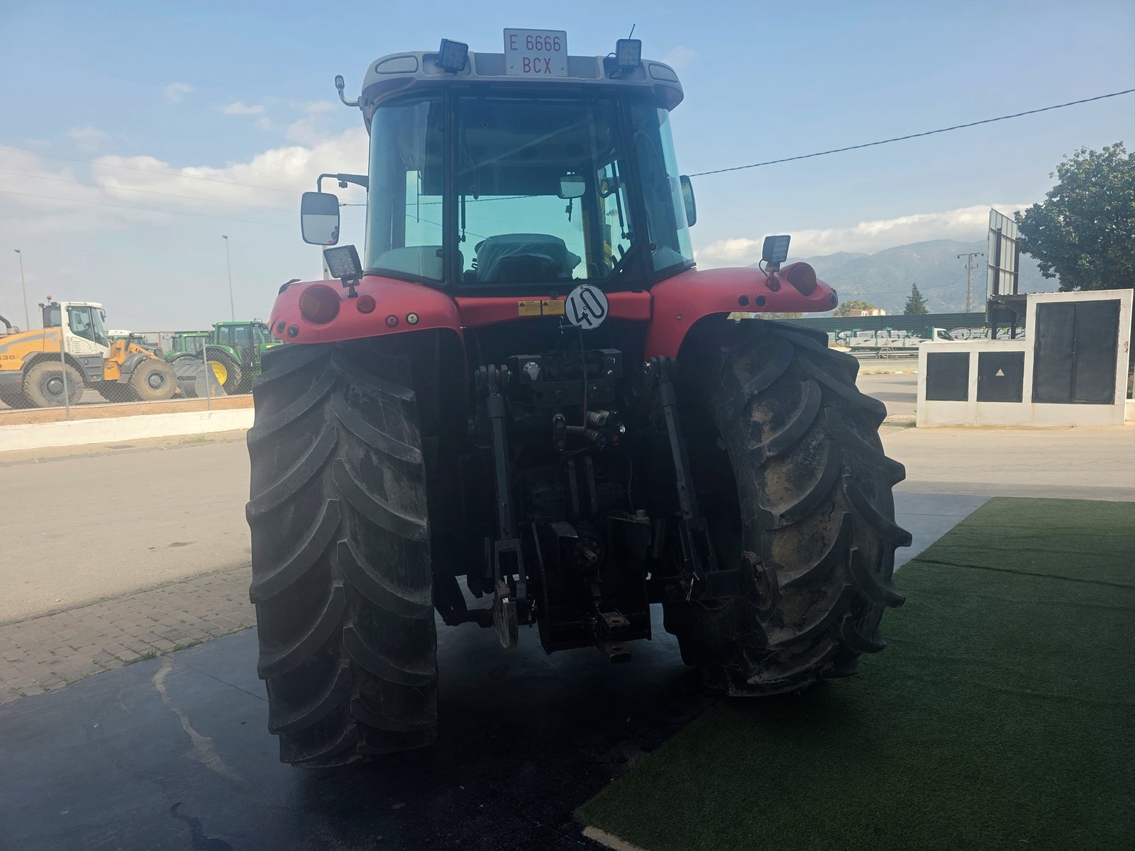 Massey Ferguson 6485 DynaShift segunda mano vista lateral Tractor Massey Ferguson 6485 en campo agrícola MF 6485 DynaShift trabajando