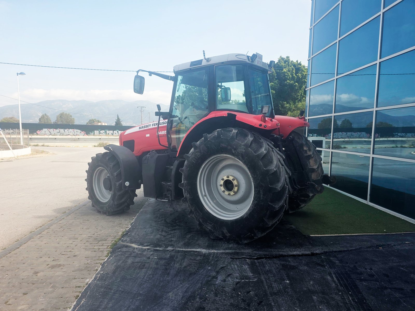 Massey Ferguson 6485 DynaShift segunda mano vista lateral Tractor Massey Ferguson 6485 en campo agrícola MF 6485 DynaShift trabajando