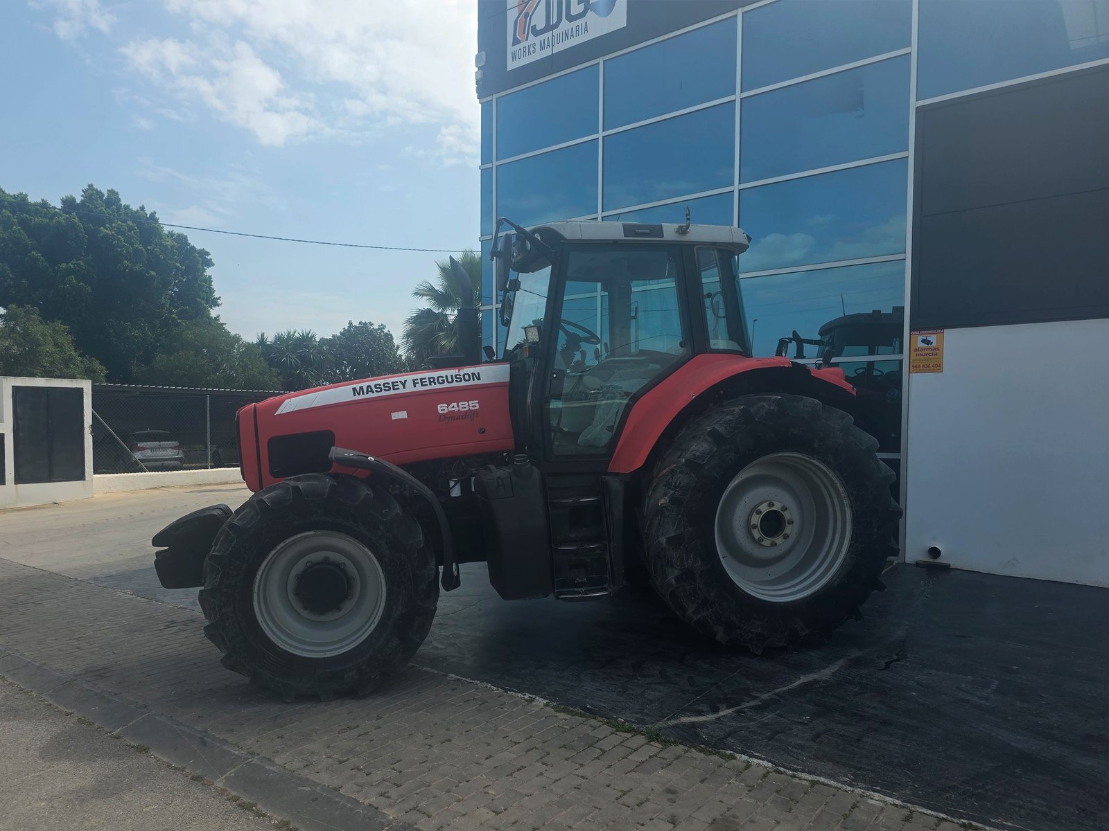 Massey Ferguson 6485 DynaShift segunda mano vista lateral Tractor Massey Ferguson 6485 en campo agrícola MF 6485 DynaShift trabajando