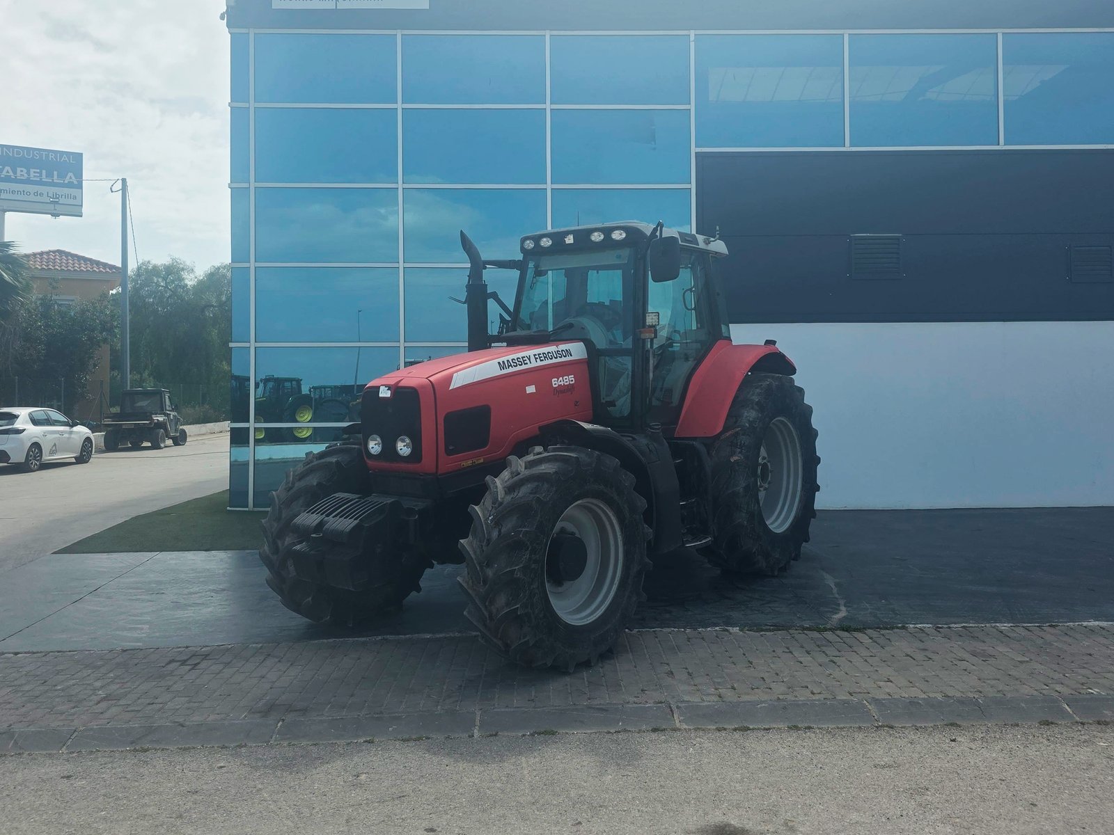 Massey Ferguson 6485 DynaShift segunda mano vista lateral Tractor Massey Ferguson 6485 en campo agrícola MF 6485 DynaShift trabajando
