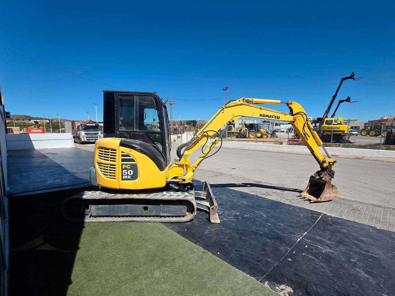 Komatsu PC50MR-2 miniexcavadora giro cero vista lateral Mini excavadora Komatsu PC50MR-2 en obra Komatsu PC50MR-2 trabajando en zanja