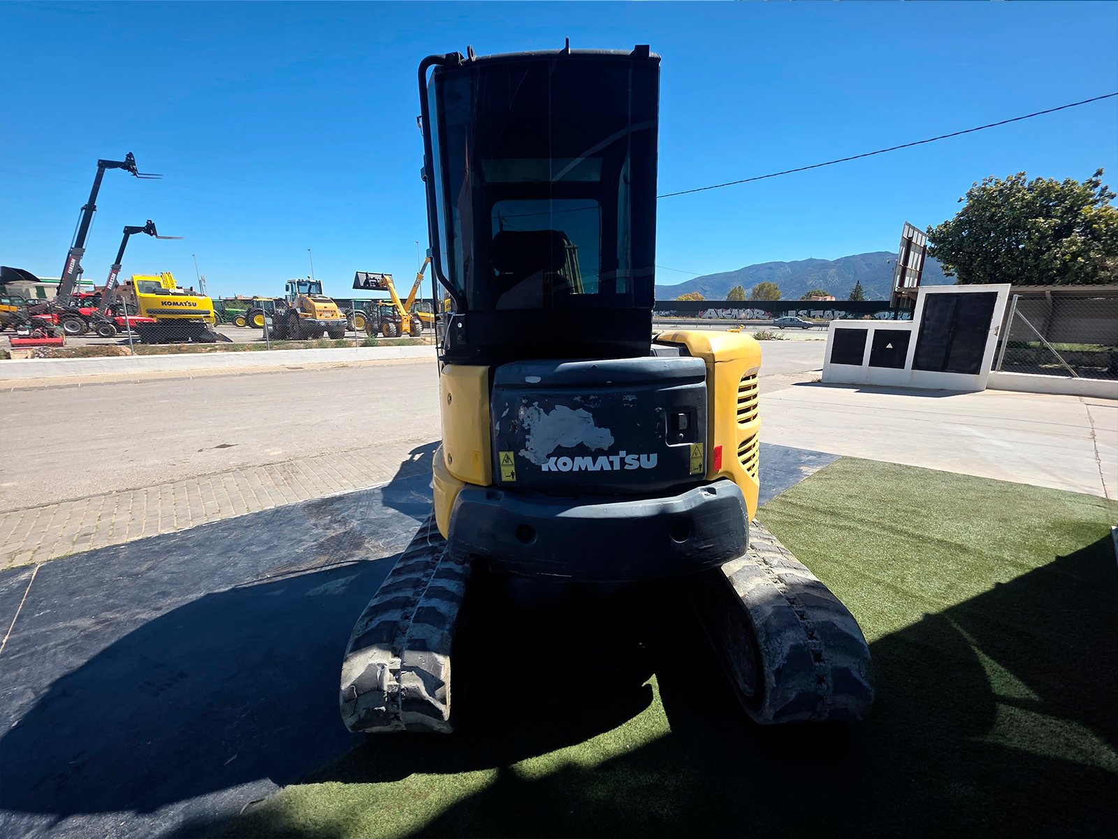 Detalle del motor Komatsu PC50MR-2 Orugas Komatsu PC50MR-2 detalle Komatsu PC50MR-2 maquinaria construcción compacta