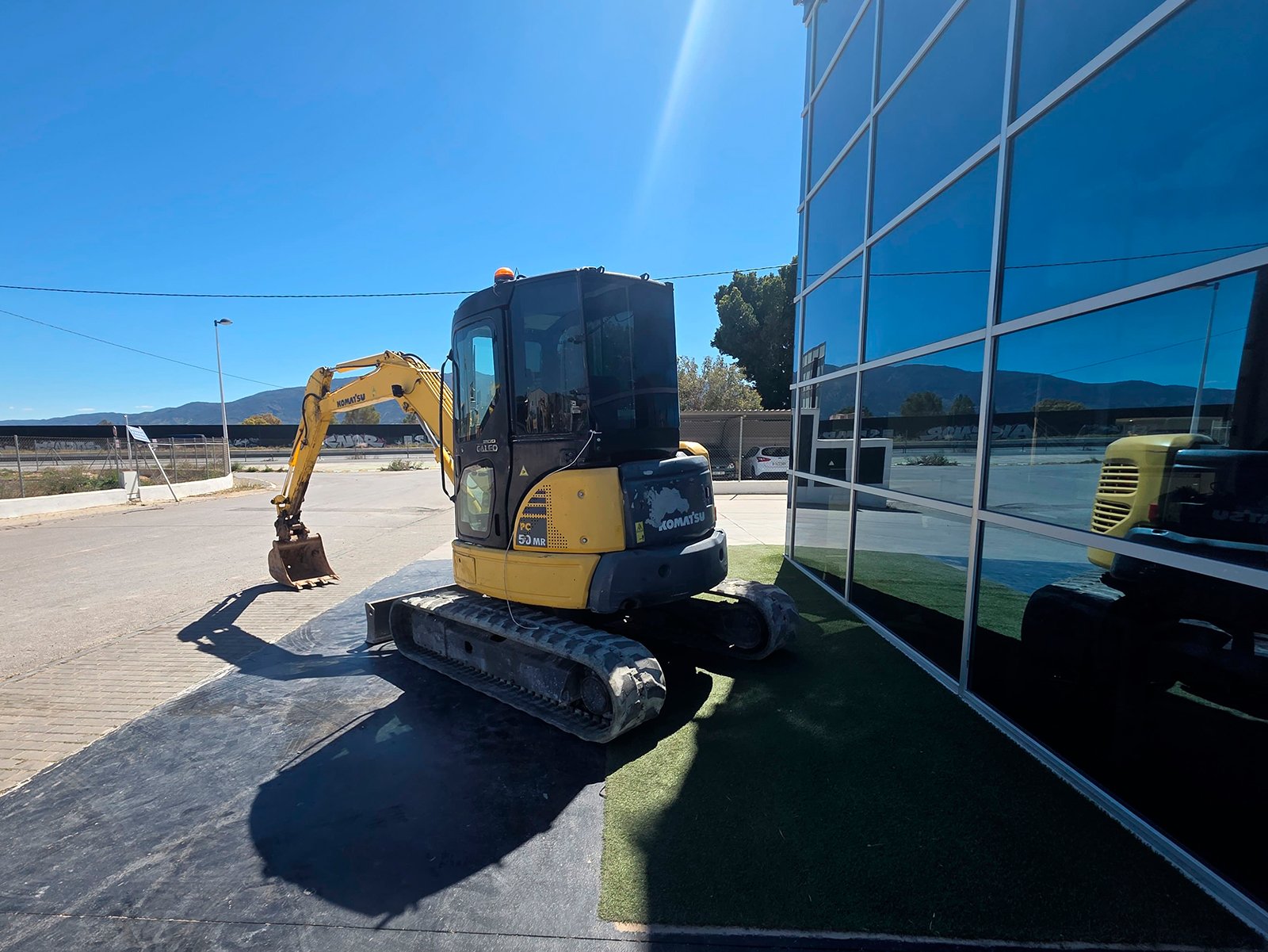 Mini excavadora Komatsu en ciudad Komatsu PC50MR-2 lista para trabajar Detalle del chasis Komatsu PC50MR-2