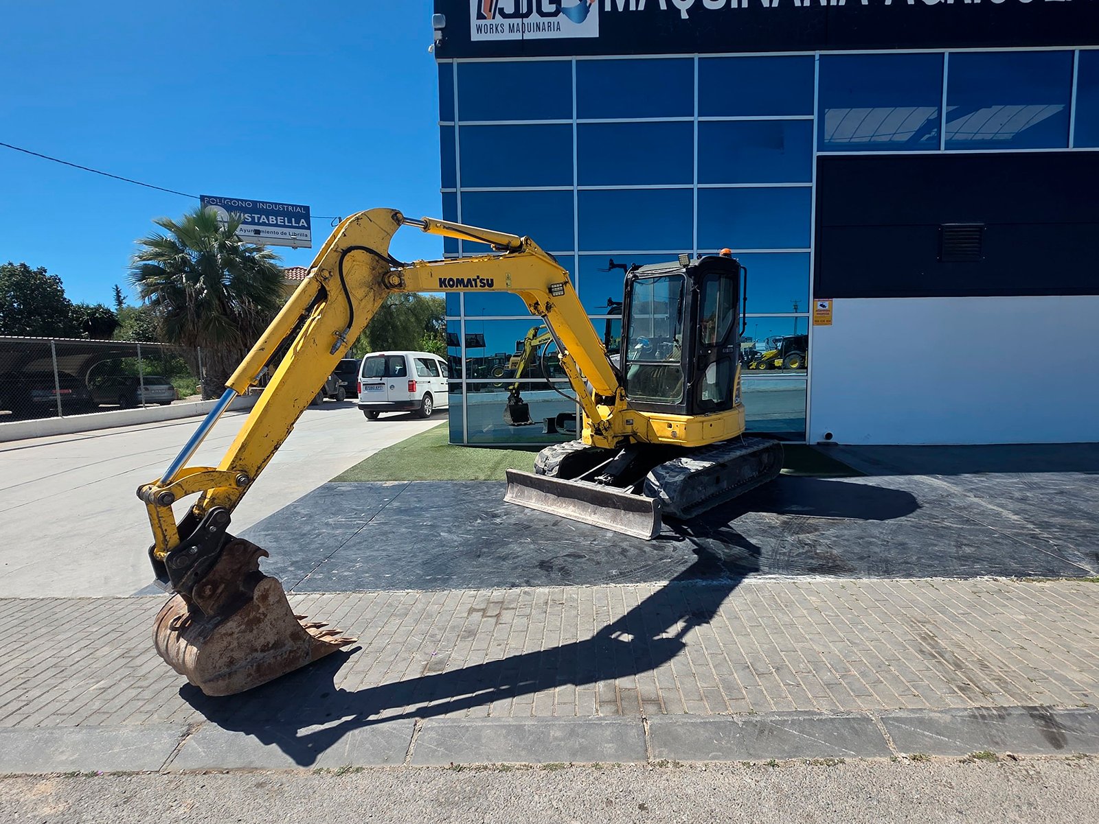 Brazo excavador Komatsu PC50MR-2 Cazo miniexcavadora Komatsu PC50MR-2 Komatsu PC50MR-2 excavando terreno