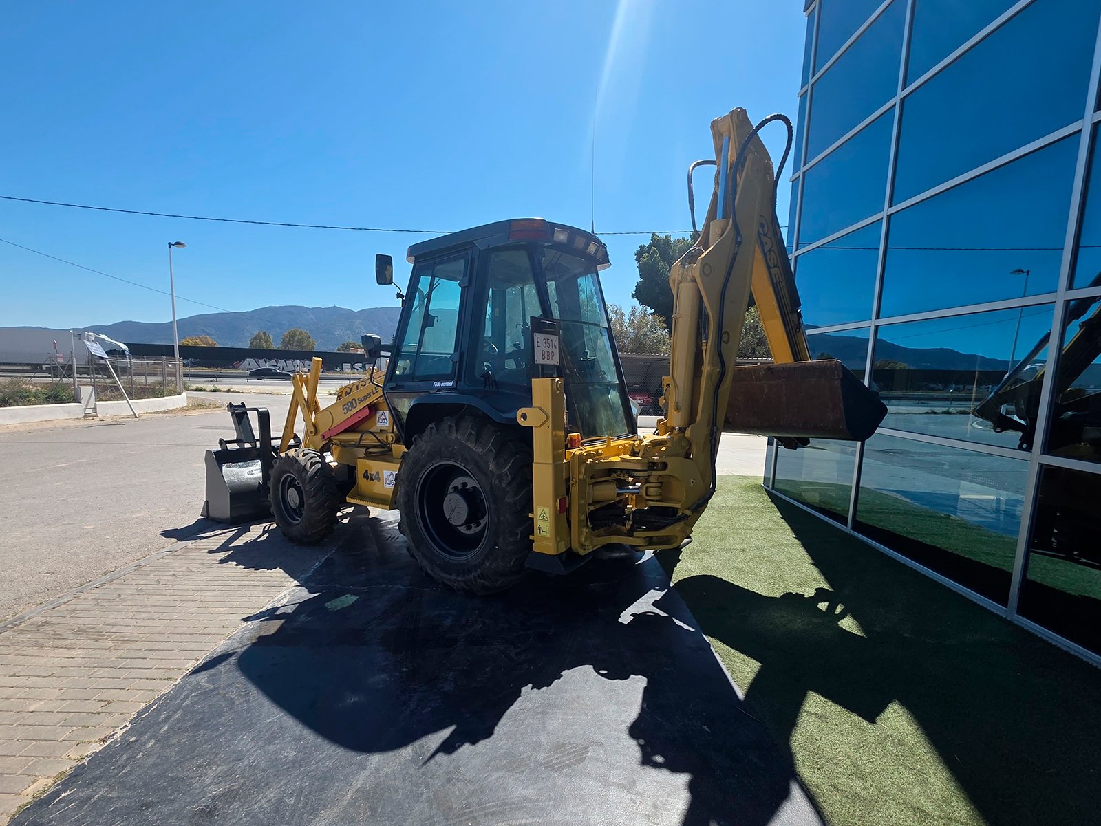 CASE 580 Super LE con pinzas porta palets