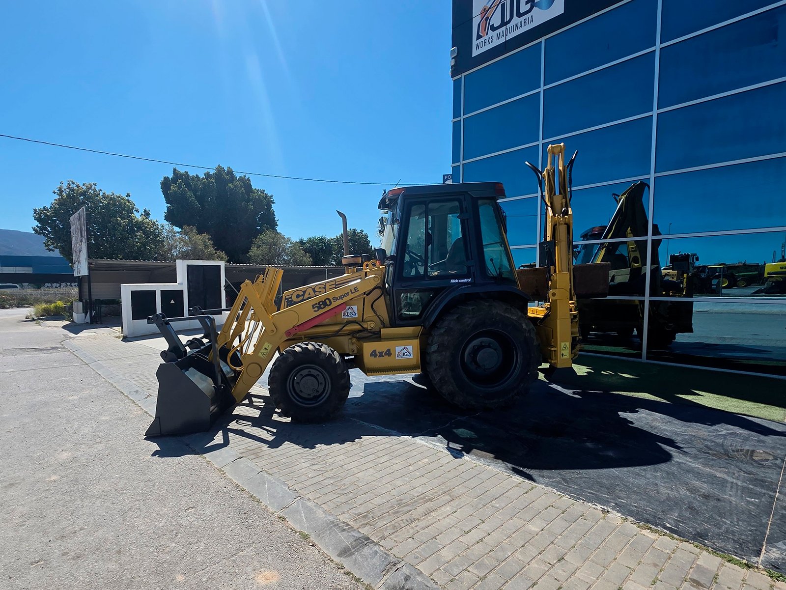 Parte trasera CASE 580 Super LE con brazo excavador