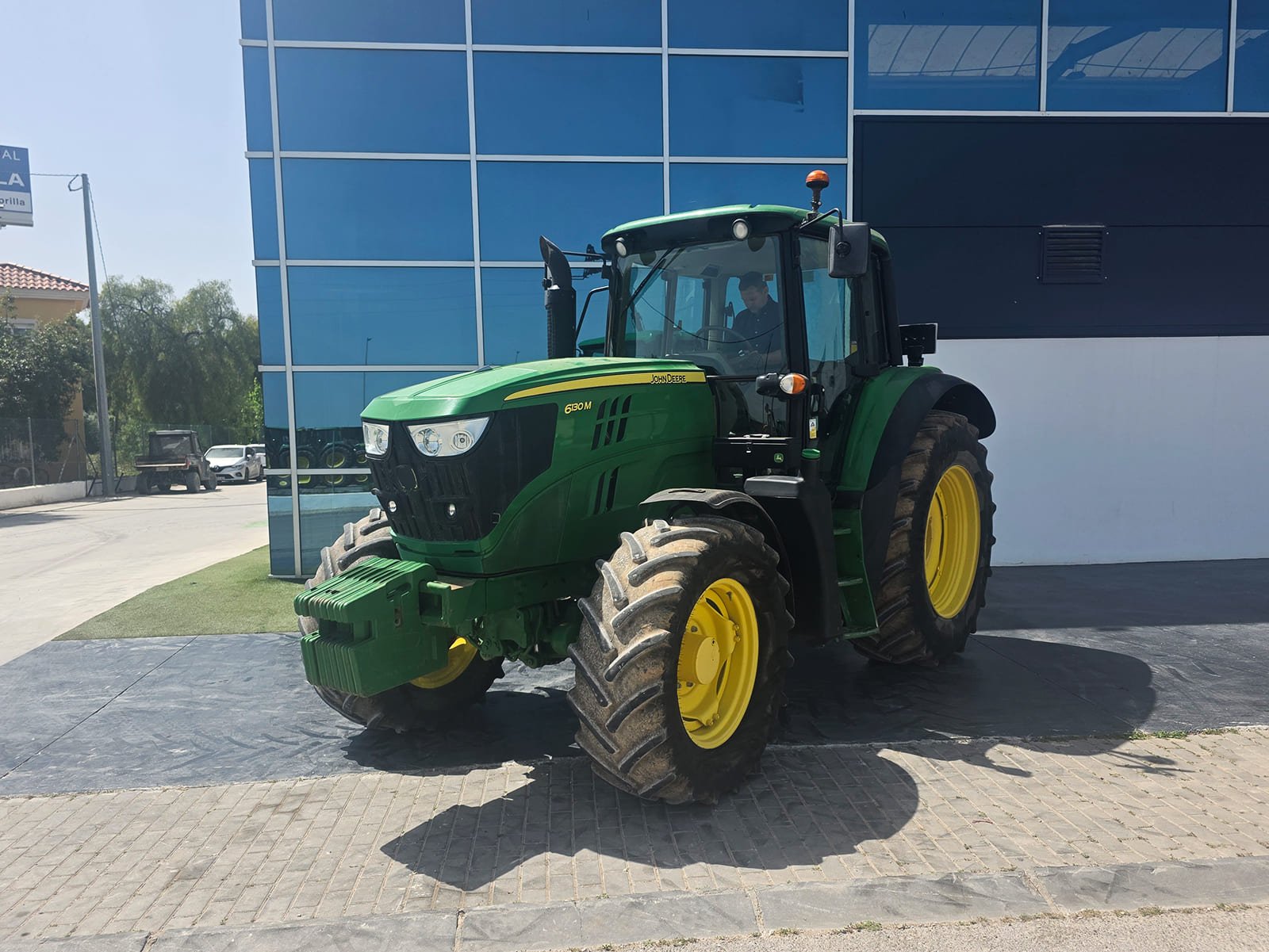 Vista trasera John Deere 6130M Panel de control John Deere 6130M Tractor agrícola moderno John Deere 6130M