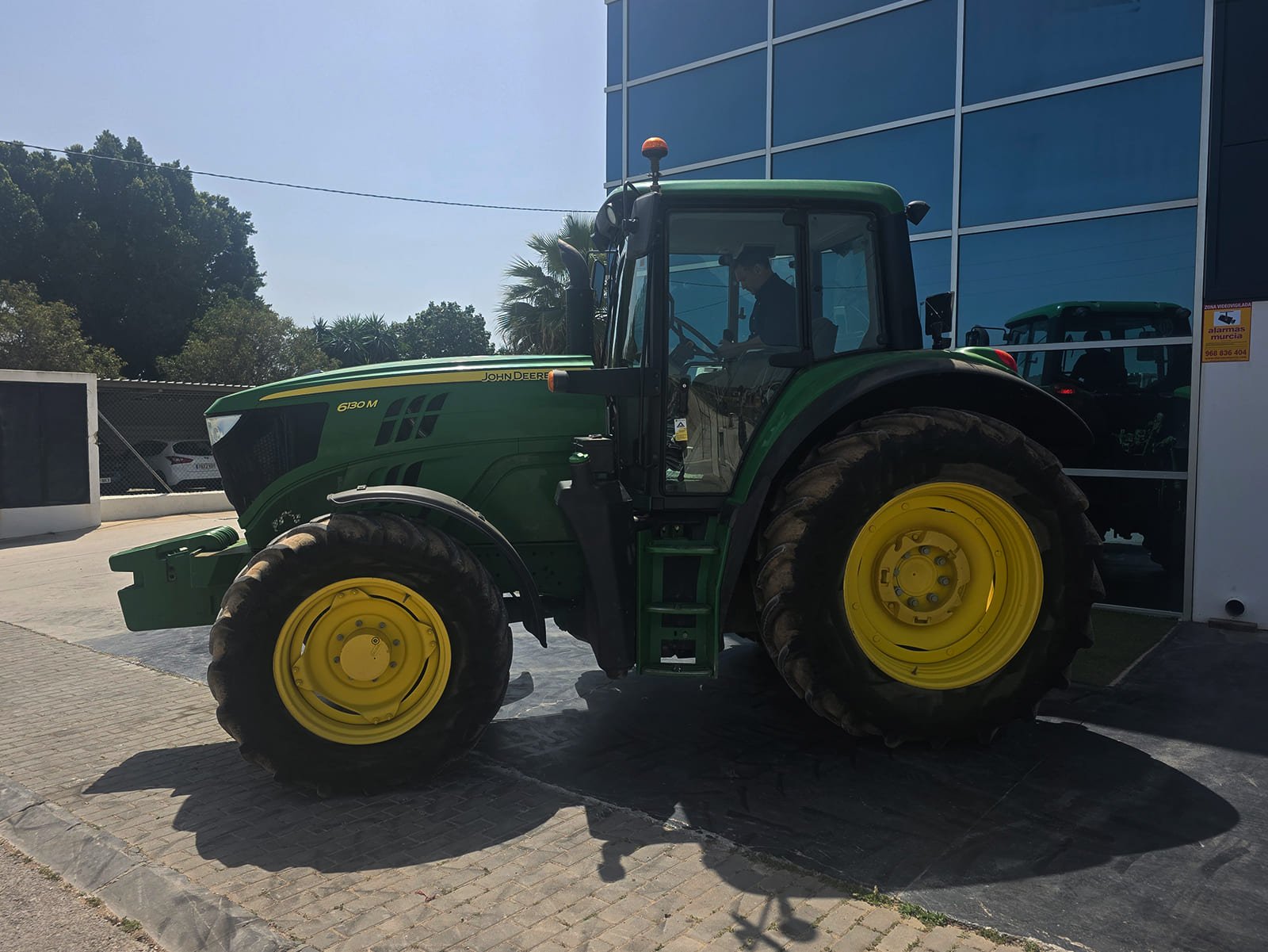 Vista trasera John Deere 6130M Panel de control John Deere 6130M Tractor agrícola moderno John Deere 6130M John Deere 6130M maquinaria agrícola Detalle del sistema hidráulico 6130M Cabina panorámica John Deere 6130M Tractor John Deere 6130M en finca agrícola Vista diagonal John Deere 6130M John Deere 6130M listo para trabajar Tractor agrícola John Deere 6130M en venta Detalle del enganche trasero John Deere 6130M Si quieres, puedo adaptarlo a segunda mano con horas/año, o hacerlo optimizado para Google local (Murcia/Alicante) para vender más rápido. Humanize 165 words Actualizar todo con esta información Necesito que me pases la información nueva que quieres añadir o actualizar (horas, año, equipamiento, precio, etc.), ya que ahora mismo no has incluido los datos. En cuanto me los des, te rehago TODO completo optimizado SEO como antes: Descripción profesional de venta Ficha técnica completa Meta title + meta description H1 optimizados Keywords SEO FAQ ALT para imágenes Pásame los datos del John Deere 6130M y te lo dejo listo para publicar y posicionar.