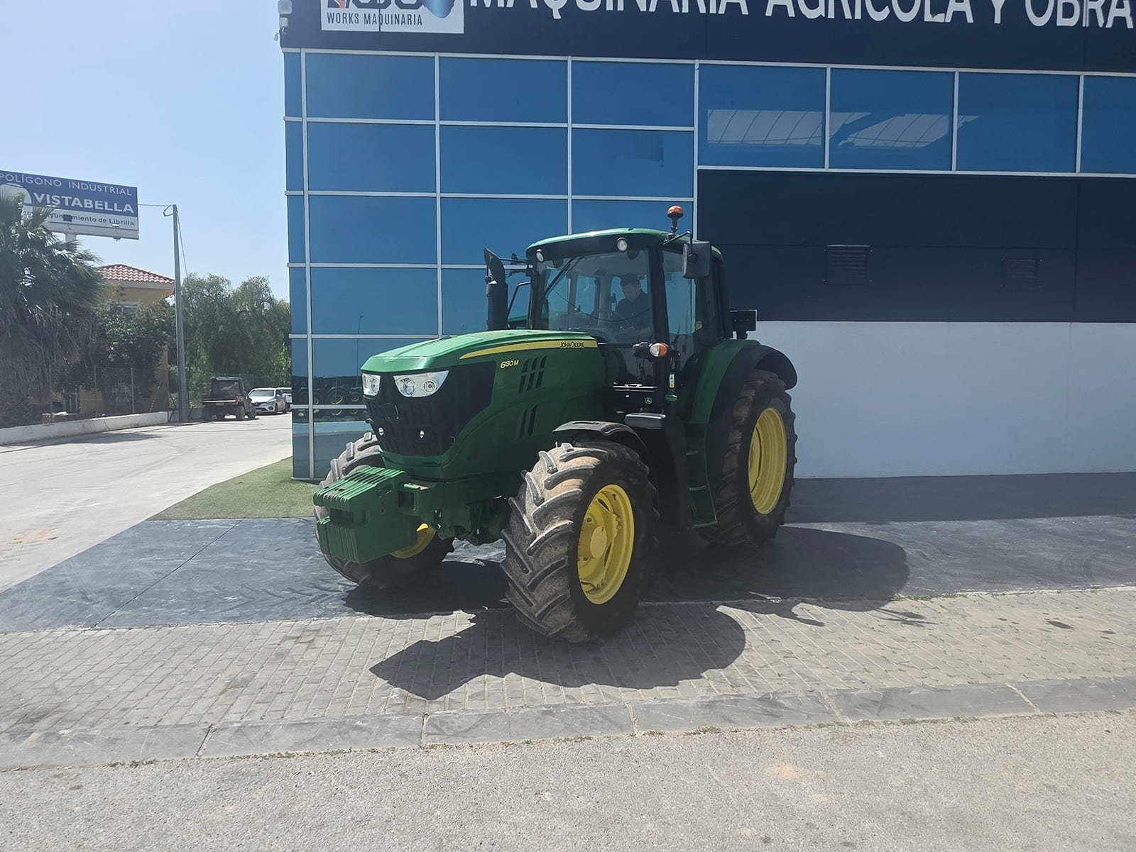 John Deere 6130M maquinaria agrícola Detalle del sistema hidráulico 6130M Cabina panorámica John Deere 6130M Tractor John Deere 6130M en finca agrícola