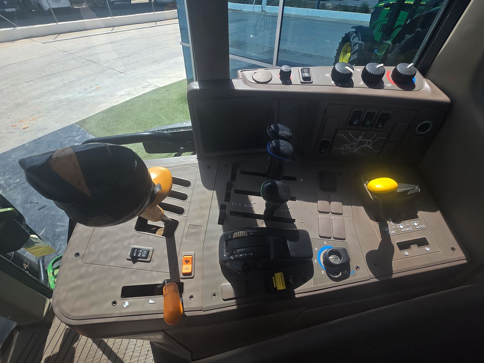 Vista diagonal John Deere 6130M John Deere 6130M listo para trabajar Tractor agrícola John Deere 6130M en venta