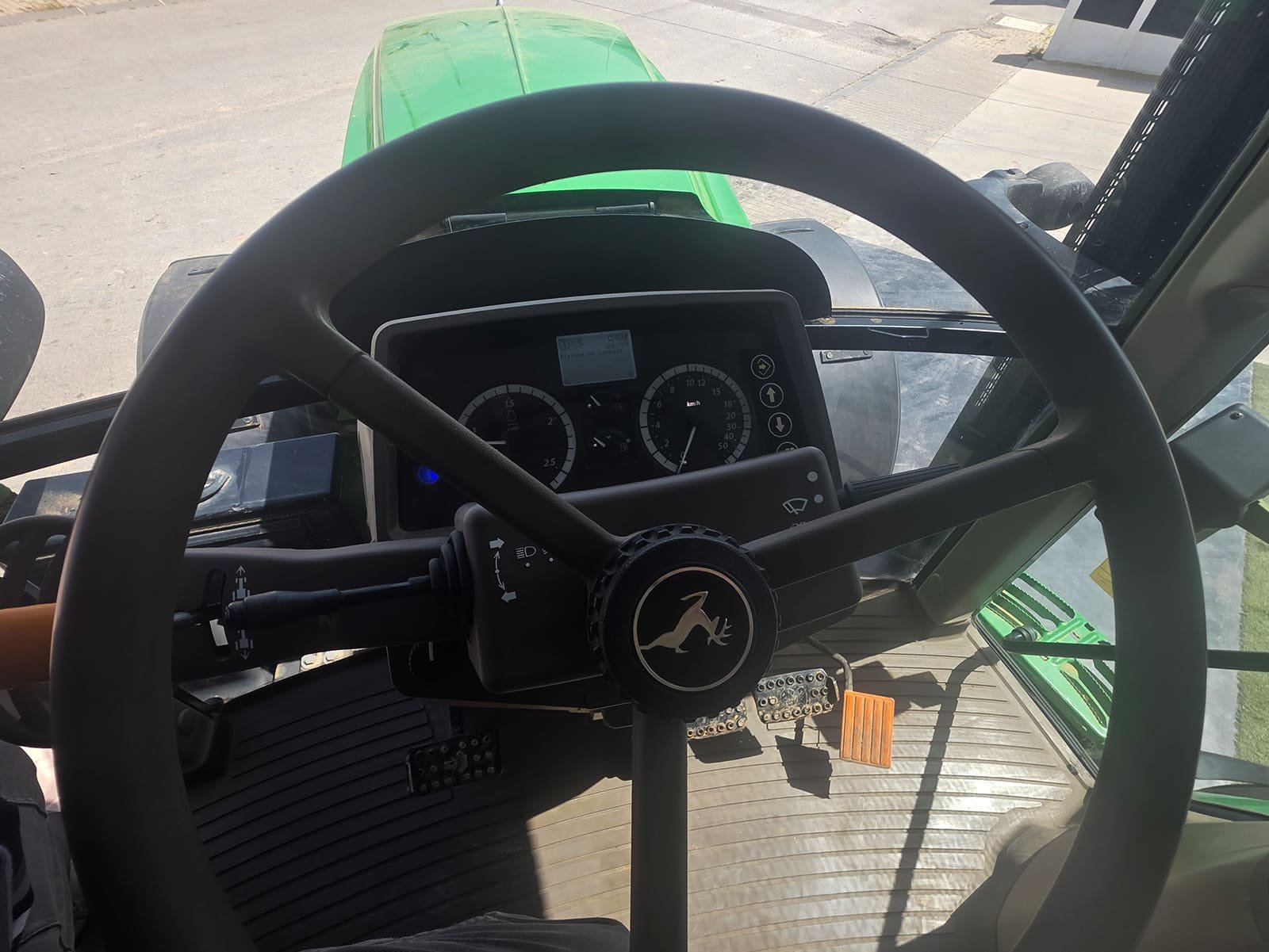 Vista diagonal John Deere 6130M John Deere 6130M listo para trabajar Tractor agrícola John Deere 6130M en venta