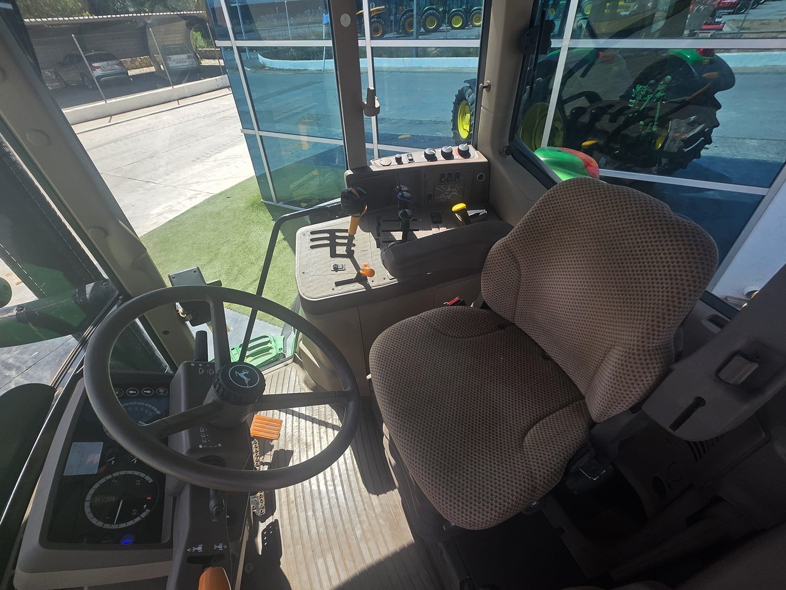 Vista diagonal John Deere 6130M John Deere 6130M listo para trabajar Tractor agrícola John Deere 6130M en venta