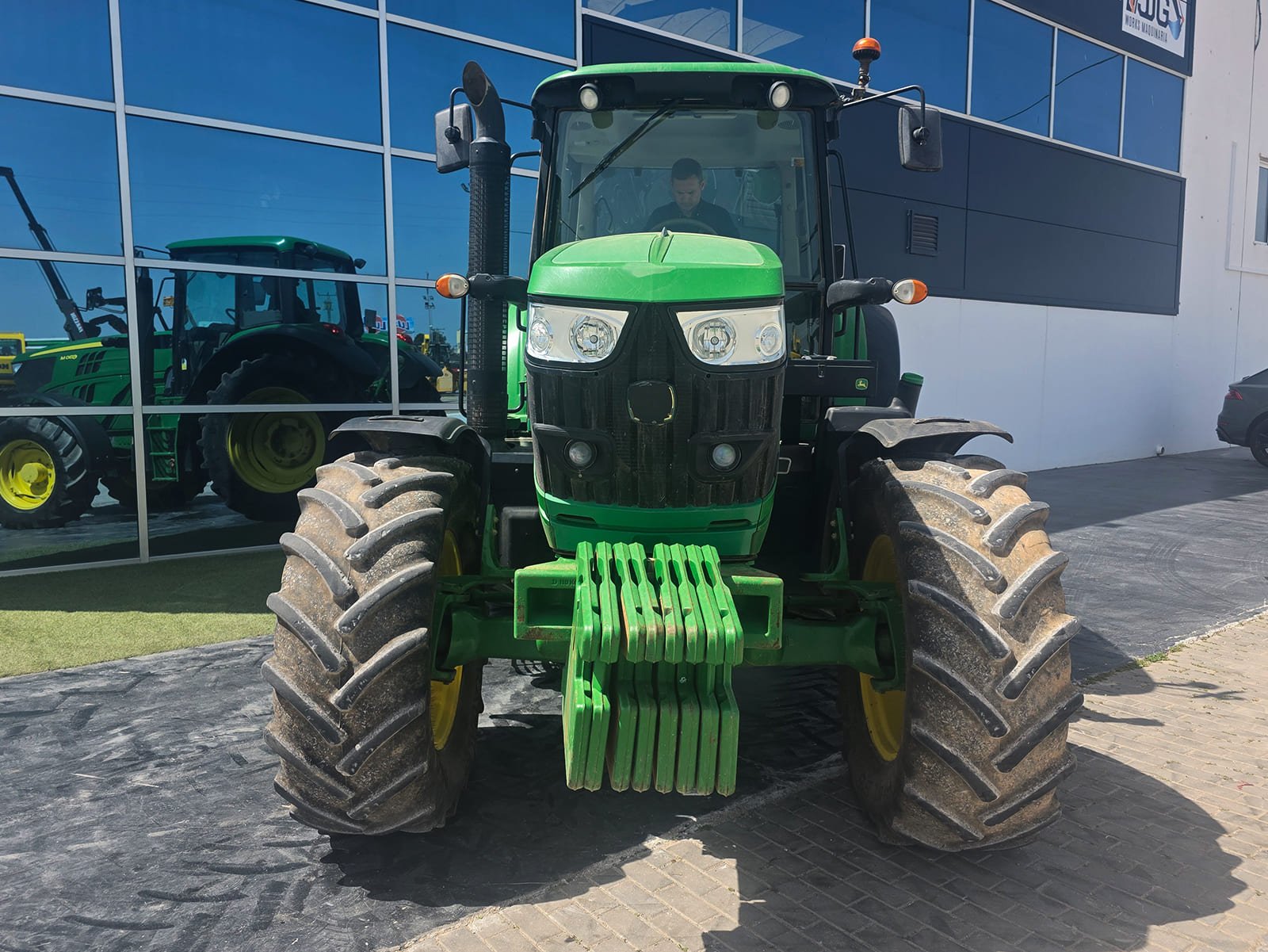 Vista diagonal John Deere 6130M John Deere 6130M listo para trabajar Tractor agrícola John Deere 6130M en venta