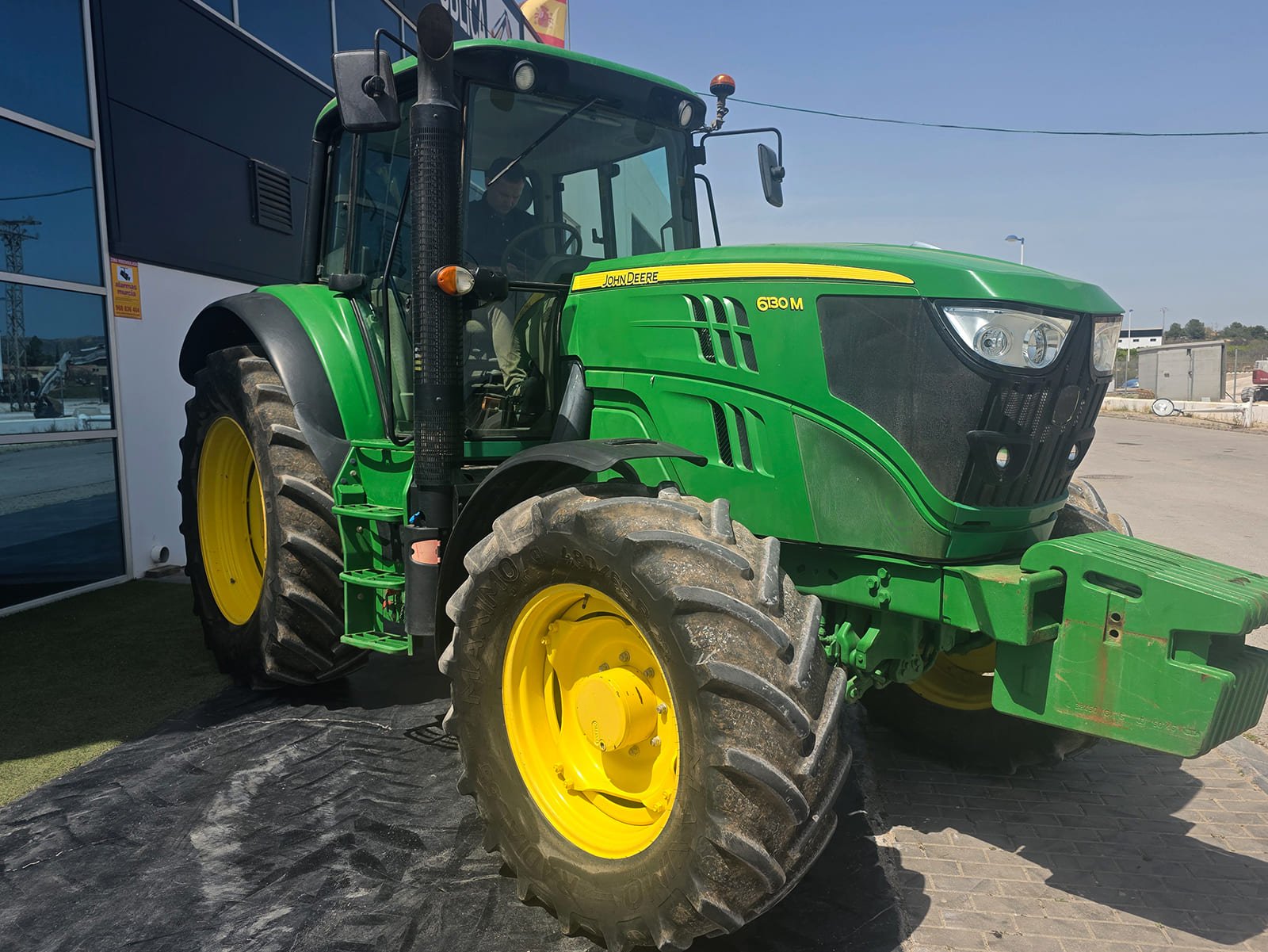 Tractor John Deere 6130M vista lateral John Deere 6130M en campo agrícola Tractor agrícola John Deere 6130M trabajando