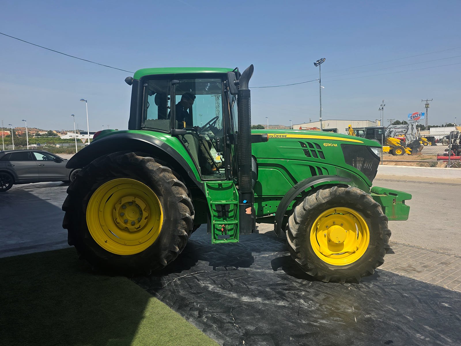 Vista frontal John Deere 6130M Cabina John Deere 6130M interior Motor John Deere PowerTech 6130M