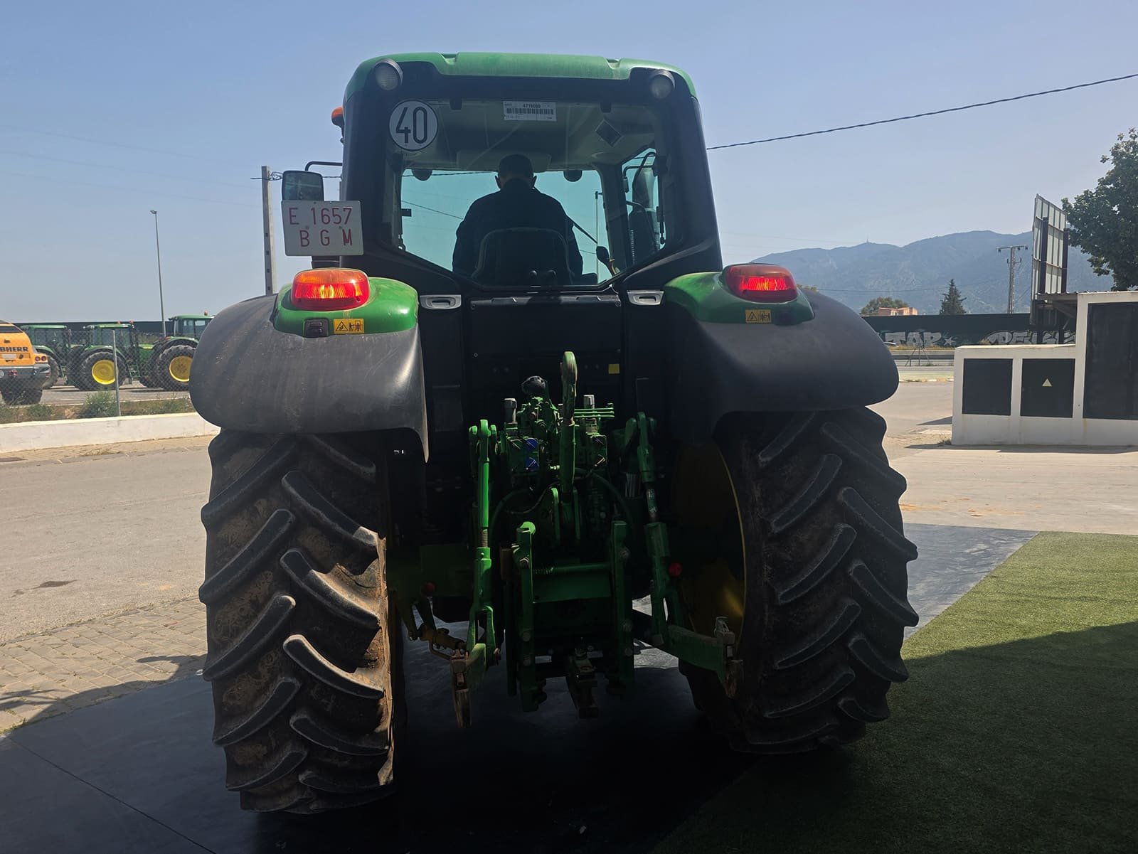 John Deere 6130M con aperos agrícolas Tractor John Deere 6130M en transporte Ruedas John Deere 6130M detalle