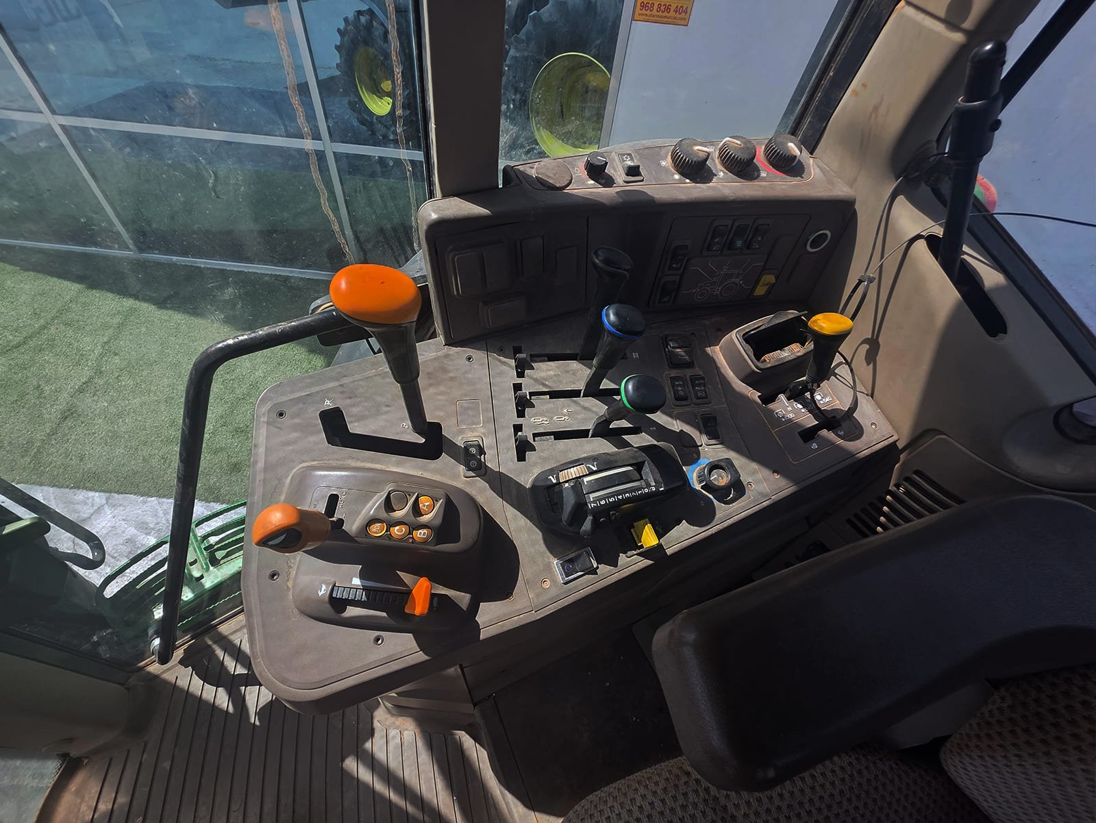 John Deere 6175M maquinaria agrícola moderna Detalle del chasis John Deere 6175M Tractor agrícola John Deere 6175M en venta Cabina panorámica John Deere 6175M