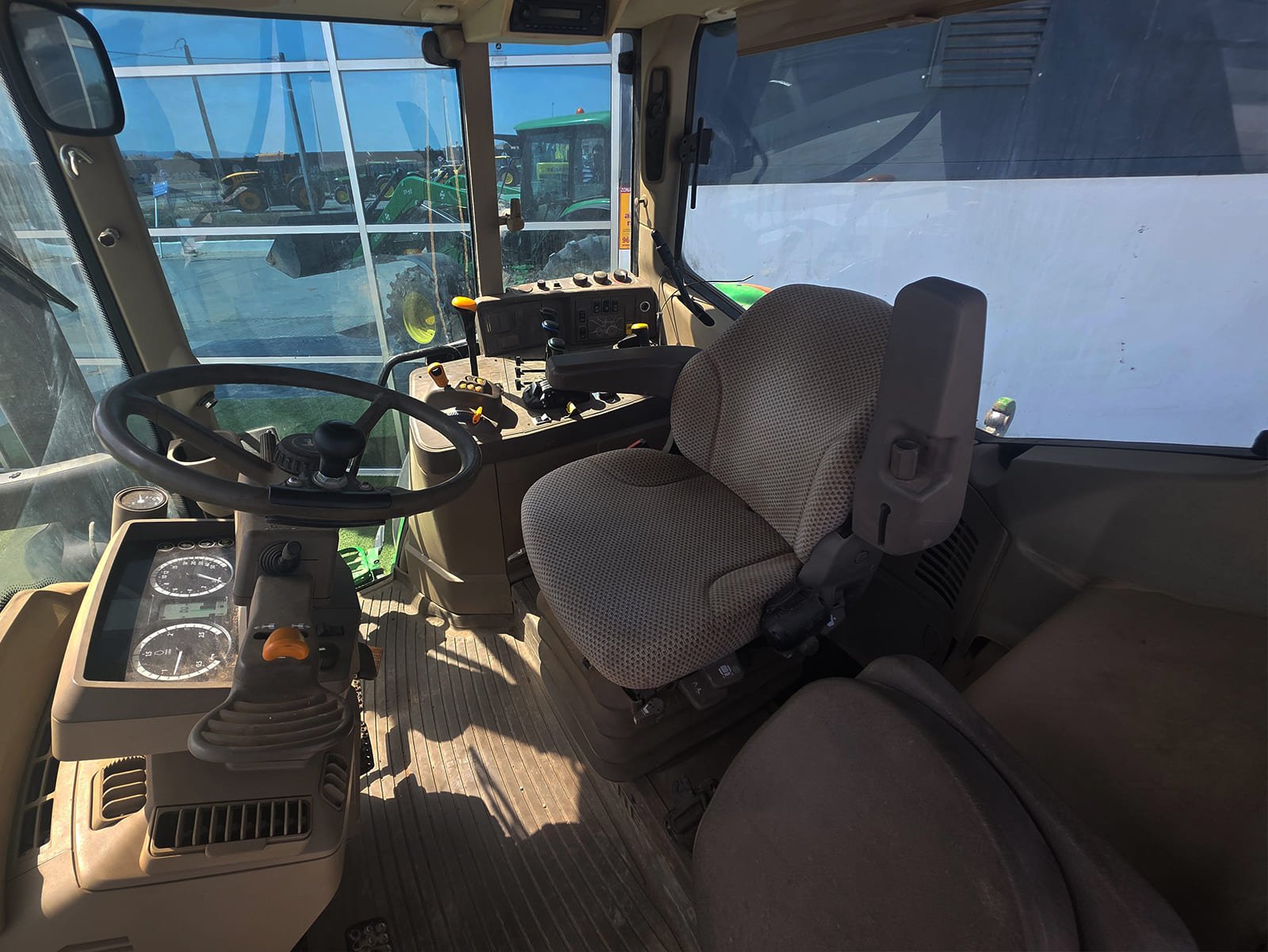 John Deere 6175M maquinaria agrícola moderna Detalle del chasis John Deere 6175M Tractor agrícola John Deere 6175M en venta Cabina panorámica John Deere 6175M