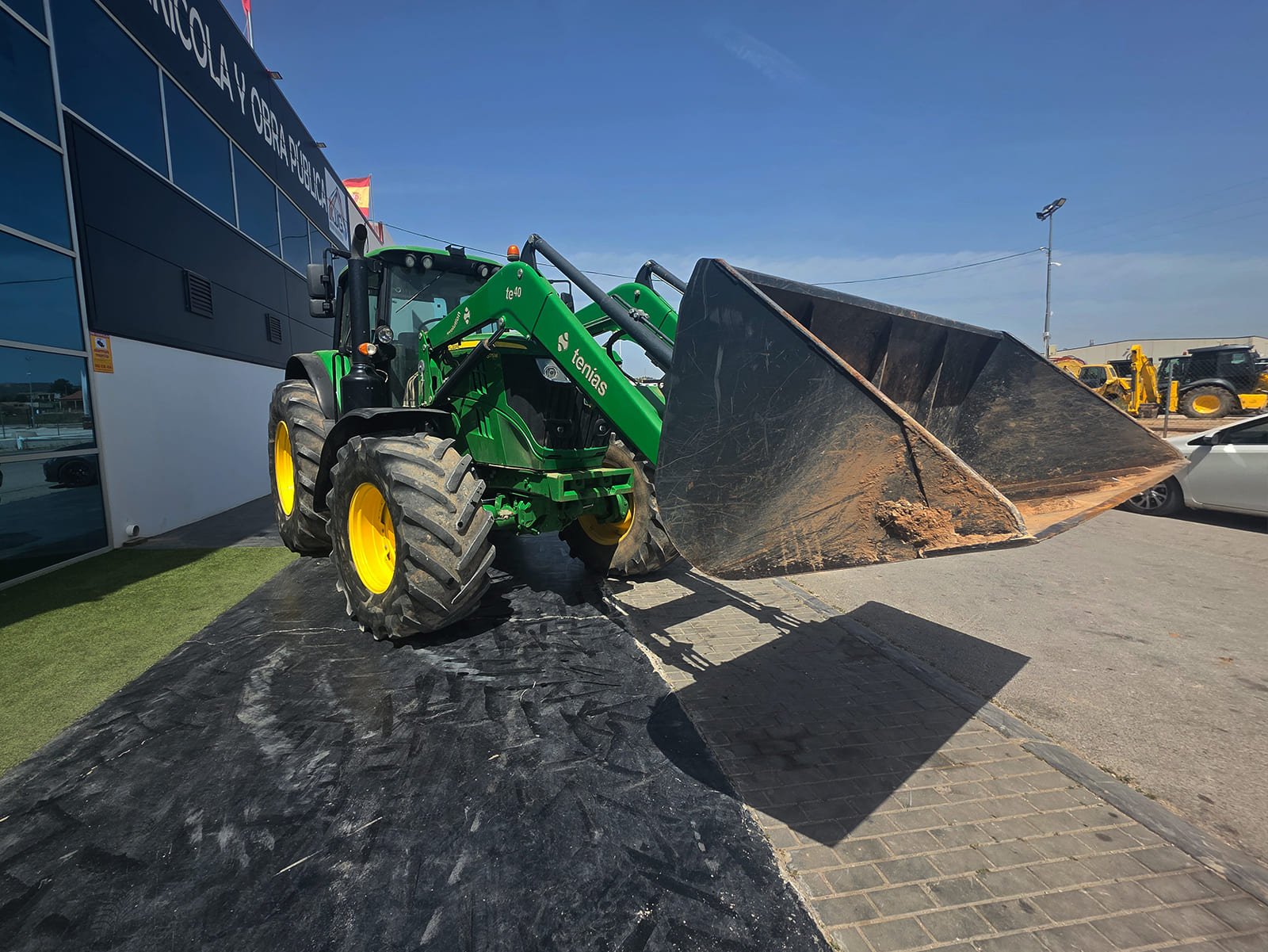 John Deere 6175M 2019 segunda mano vista lateral Tractor John Deere 6175M 175 CV en campo John Deere 6175M trabajando en explotación agrícola