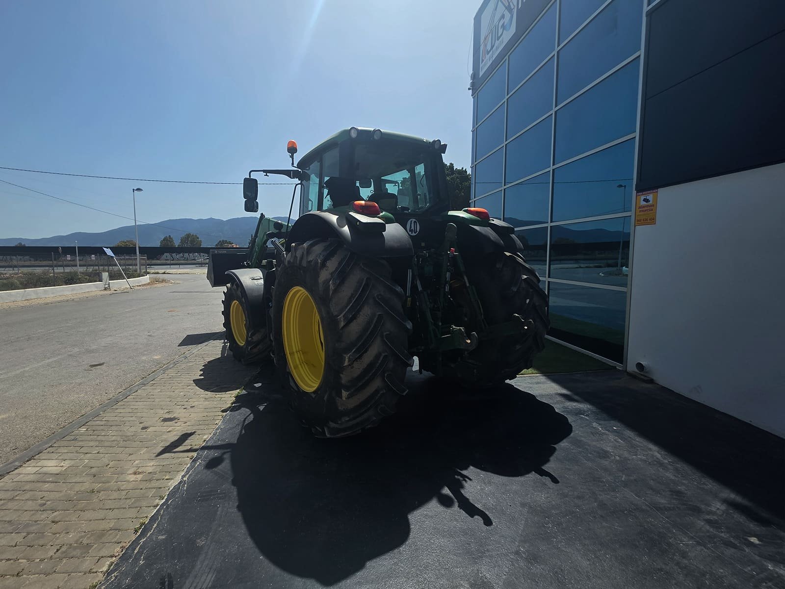 Ruedas tractor John Deere 6175M detalle Panel de control John Deere 6175M Tractor John Deere 6175M listo para trabajar