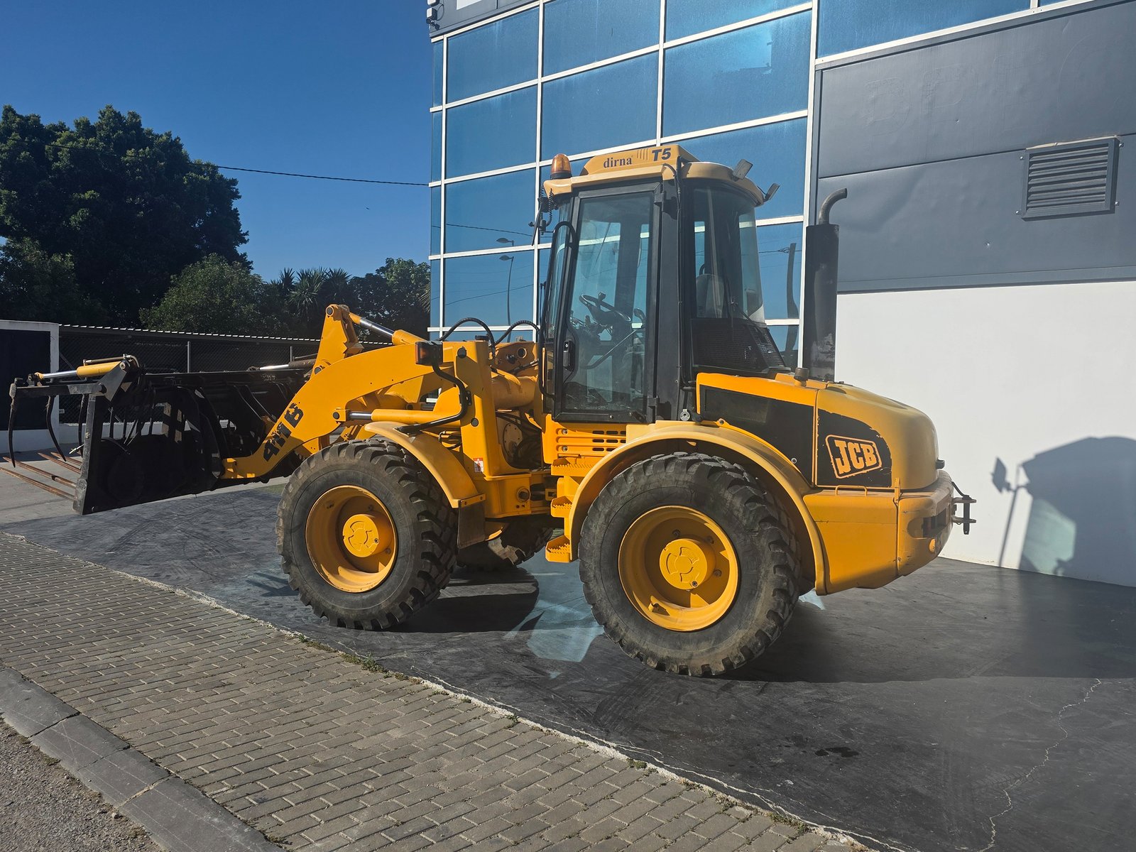Detalle del cazo JCB 411B Sistema hidráulico JCB 411B Cabina panorámica JCB 411B