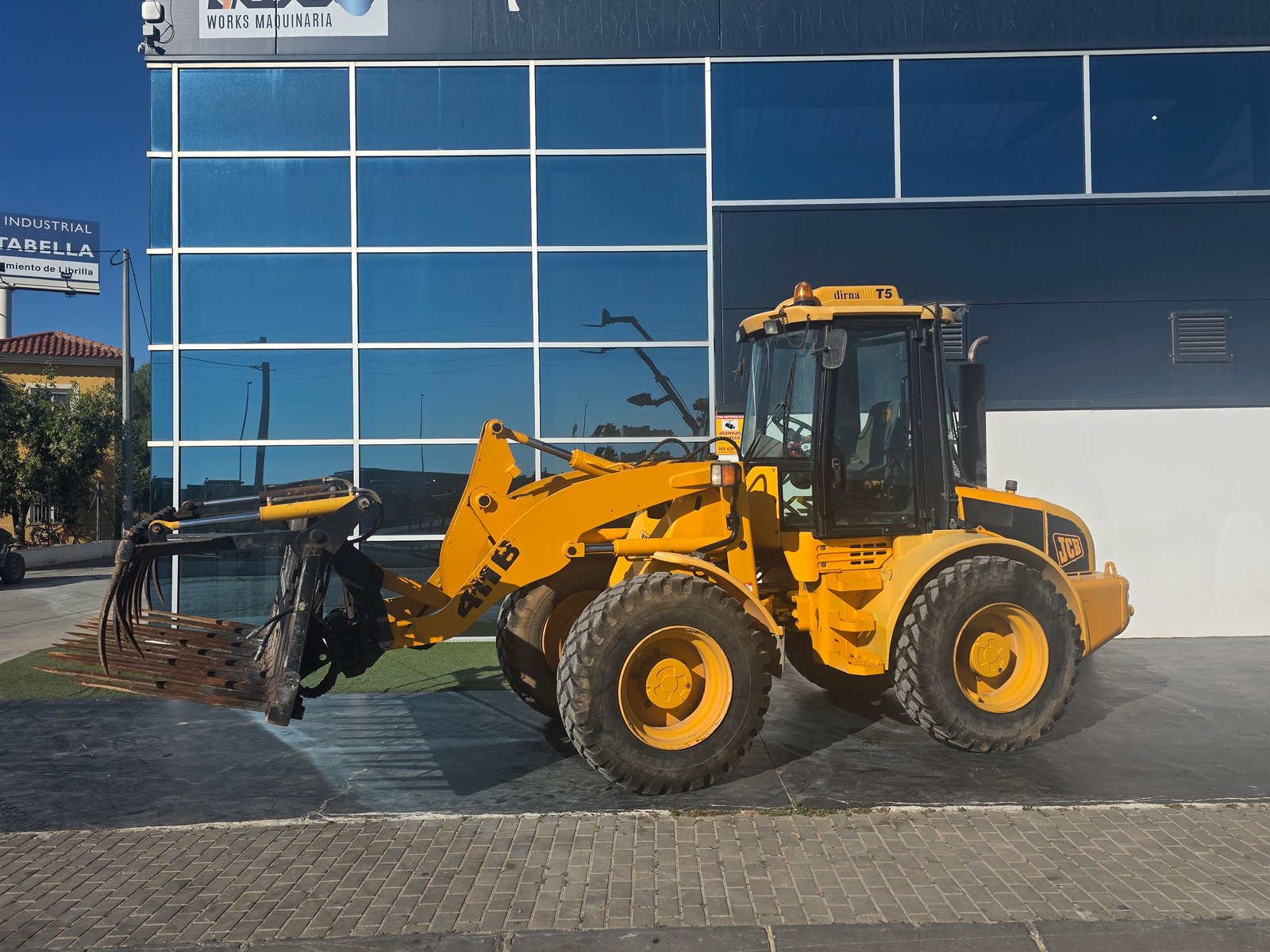 JCB 411B lista para trabajar Ruedas pala cargadora JCB 411B JCB 411B en explotación agrícola
