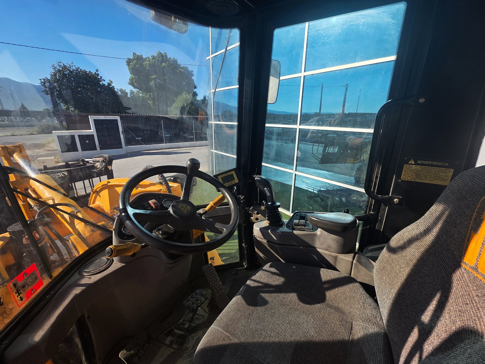 Pala cargadora JCB usada en planta de áridos Detalle del chasis JCB 411B JCB 411B maquinaria construcción usada