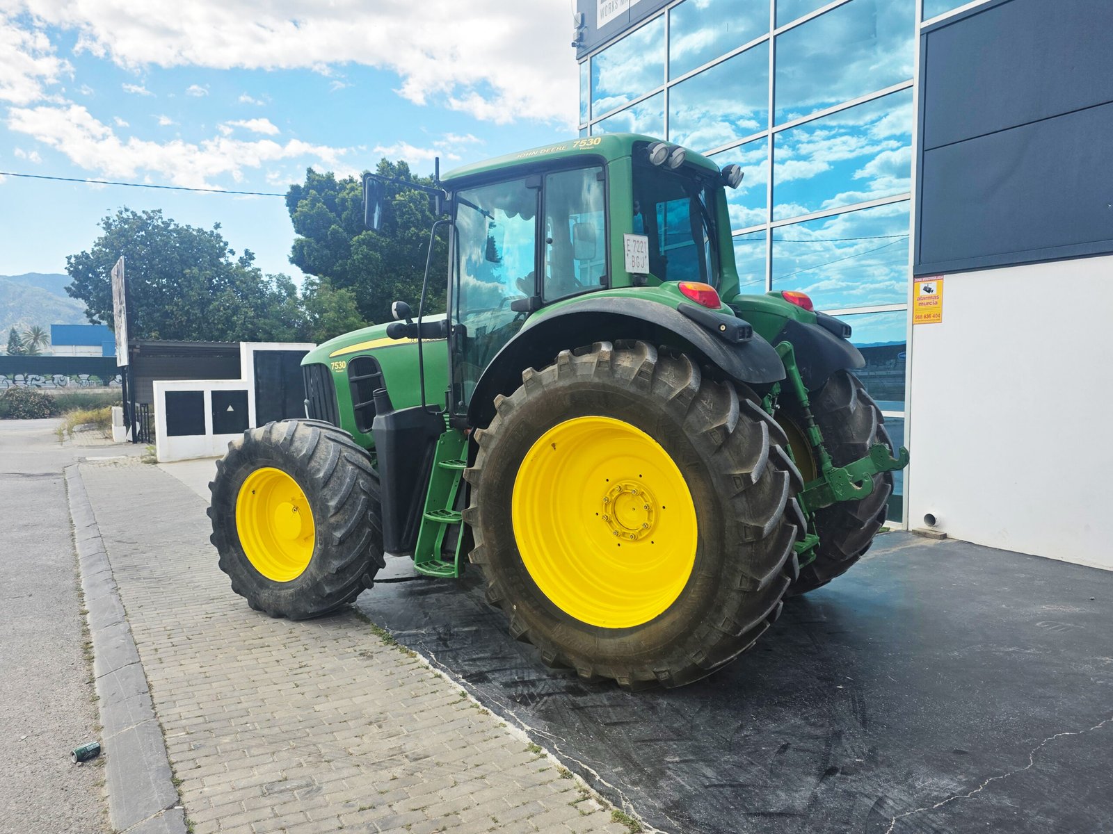 Tractor John Deere 7530 listo para trabajar Cabina panorámica John Deere 7530 Premium John Deere 7530 Premium en transporte agrícola