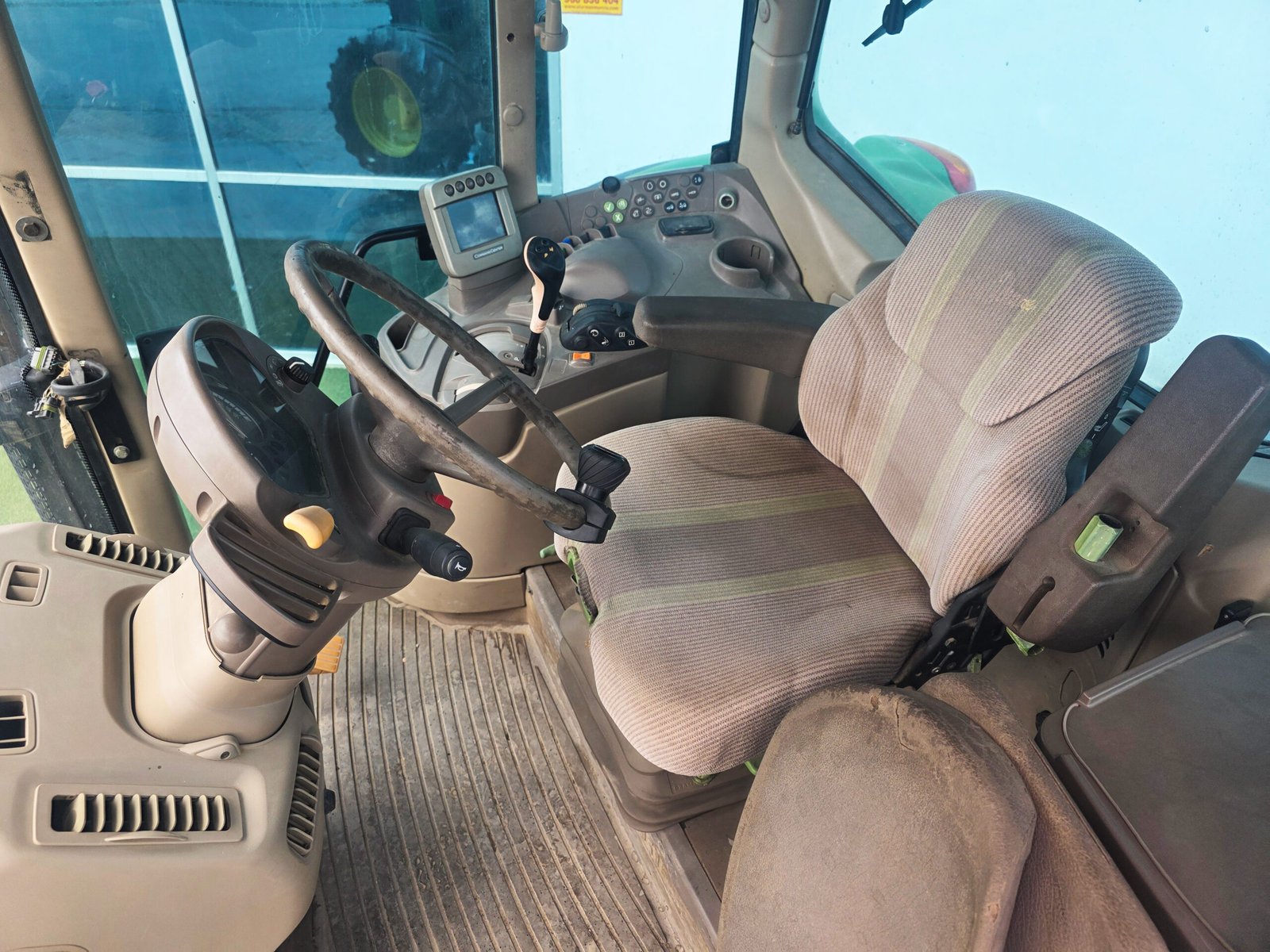 Cabina panorámica John Deere 7530 Premium John Deere 7530 Premium en transporte agrícola Elevador trasero John Deere 7530 Premium