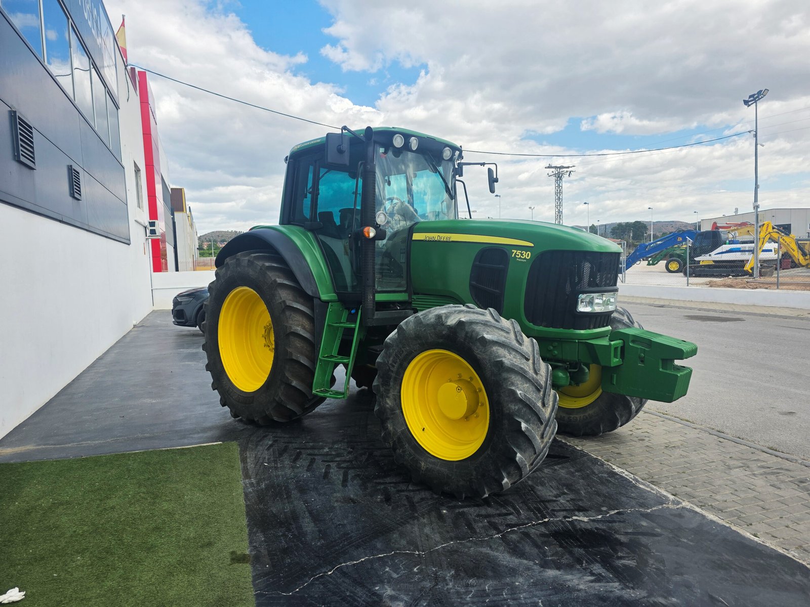 Vista frontal John Deere 7530 Premium Cabina John Deere 7530 Premium interior Motor John Deere PowerTech Plus 7530