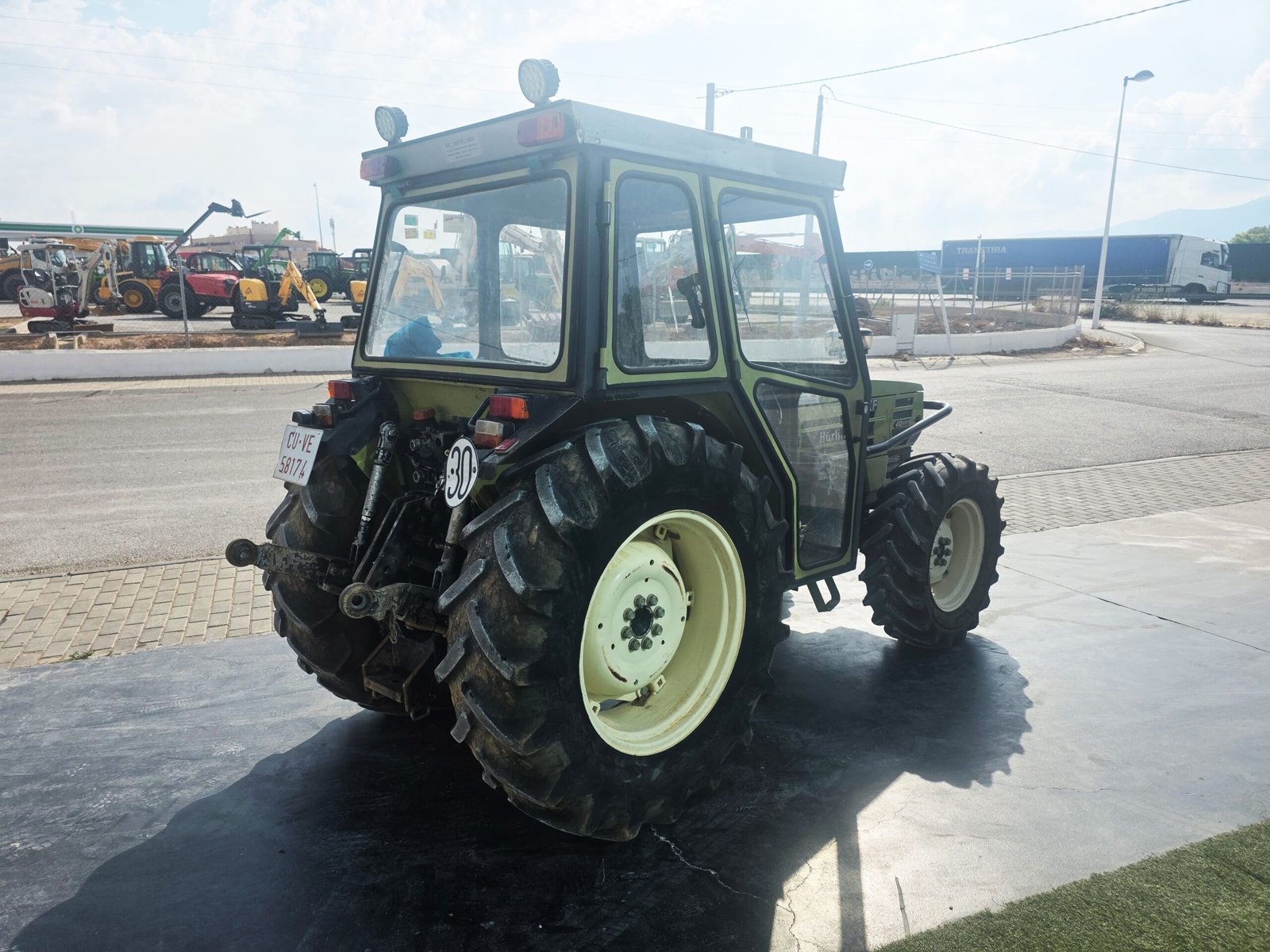Vista frontal Hürlimann H-481-XF usado Tractor agrícola Hürlimann en venta Hürlimann H-481-XF trabajando en finca Cabina tractor Hürlimann H-481-XF Vista diagonal Hürlimann H-481-XF Tractor agrícola de segunda mano Hürlimann Hürlimann H-481-XF listo para trabajar