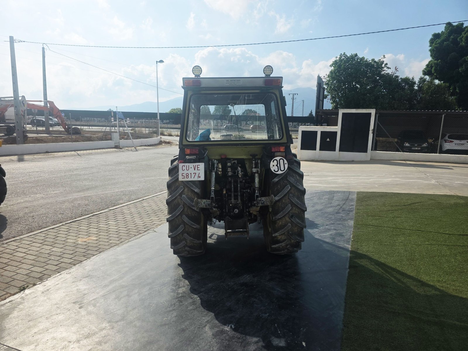 Vista frontal Hürlimann H-481-XF usado Tractor agrícola Hürlimann en venta Hürlimann H-481-XF trabajando en finca Cabina tractor Hürlimann H-481-XF Vista diagonal Hürlimann H-481-XF Tractor agrícola de segunda mano Hürlimann Hürlimann H-481-XF listo para trabajar