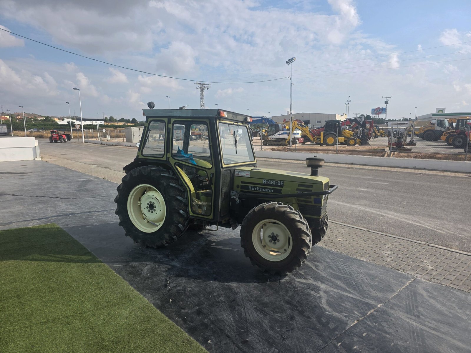 Detalle del motor Hürlimann H-481-XF Tractor Hürlimann para explotación agrícola Ruedas tractor Hürlimann H-481-XF Hürlimann H-481-XF en campo agrícola Interior del puesto de conducción Hürlimann