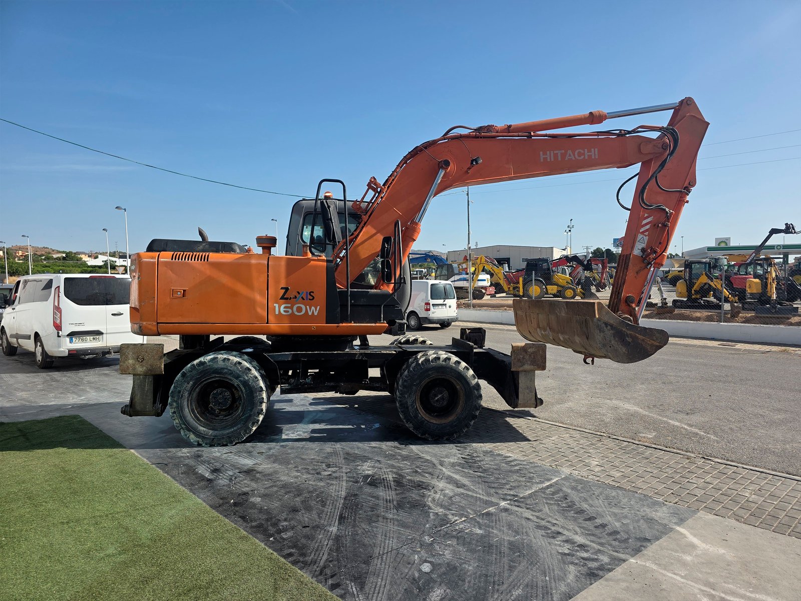 Excavadora Hitachi con 2 cazos incluidos Vista diagonal Hitachi ZX160W Cabina Hitachi ZX160W interior Excavadora de ruedas para canalizaciones