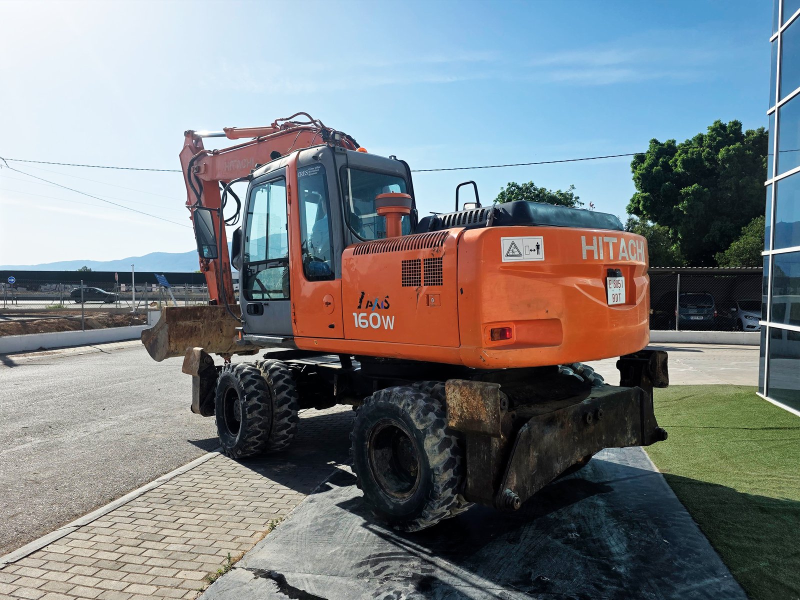 Vista frontal Hitachi ZX160W usada Motor Isuzu Hitachi ZX160W 122 CV Excavadora de ruedas Hitachi trabajando Hitachi ZX160W con enganche rápido