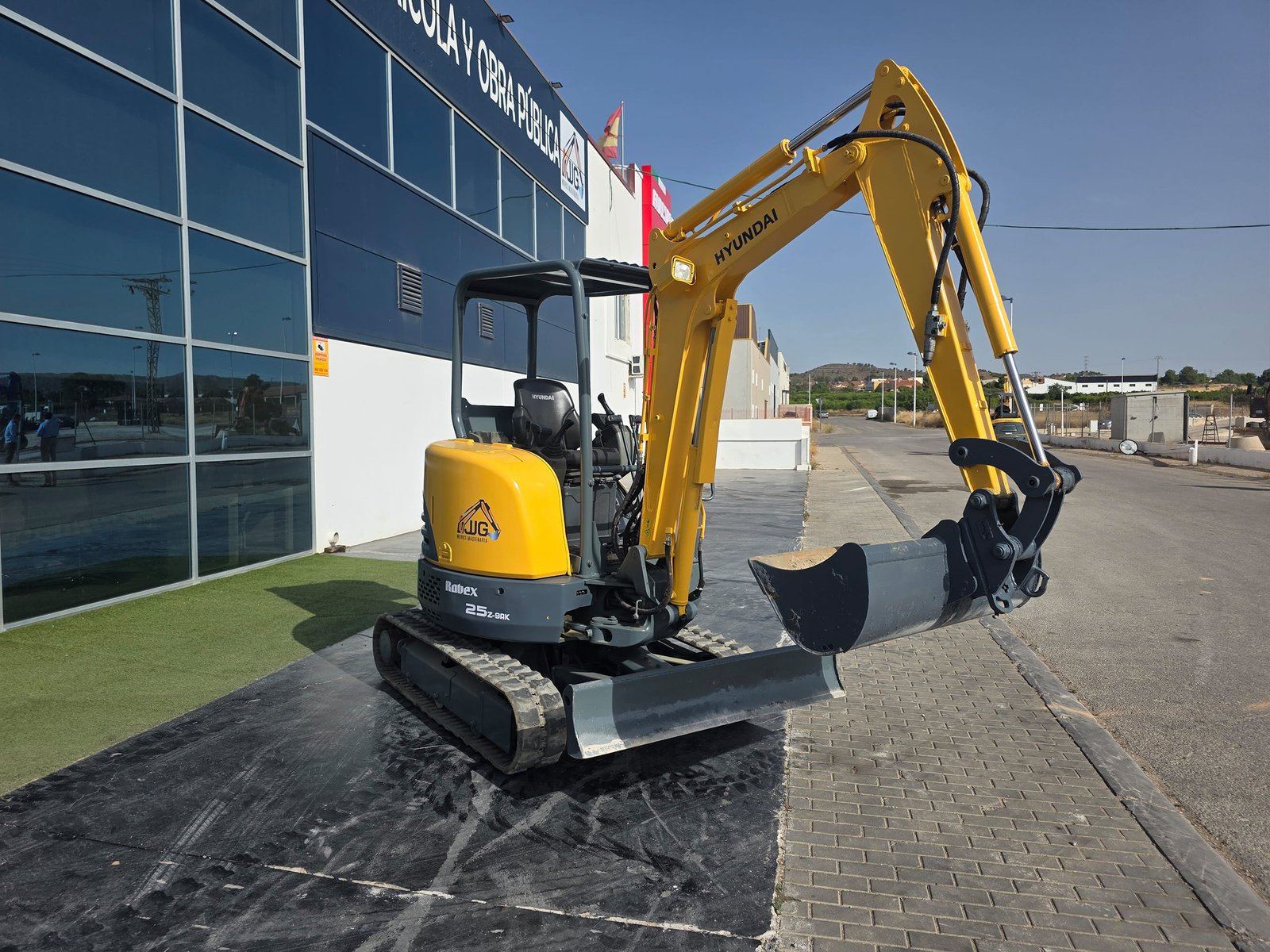 Miniexcavadora compacta Hyundai en obra Hyundai R25Z-9AK con enganche rápido Hyundai R25Z-9AK con 3 cazos incluidos Cabina Hyundai R25Z-9AK interior
